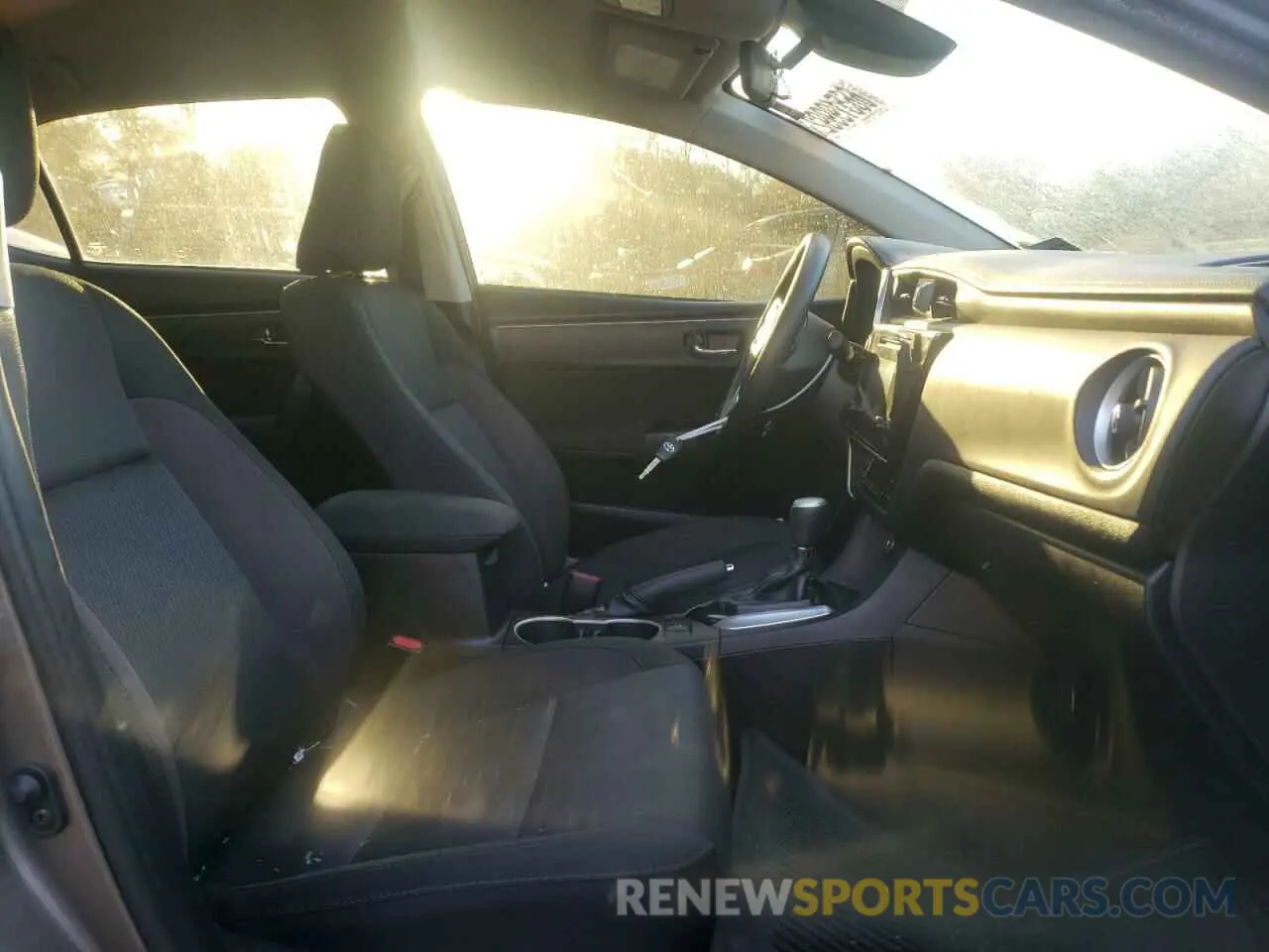 5 Photograph of a damaged car 2T1BURHE8KC190740 TOYOTA COROLLA 2019