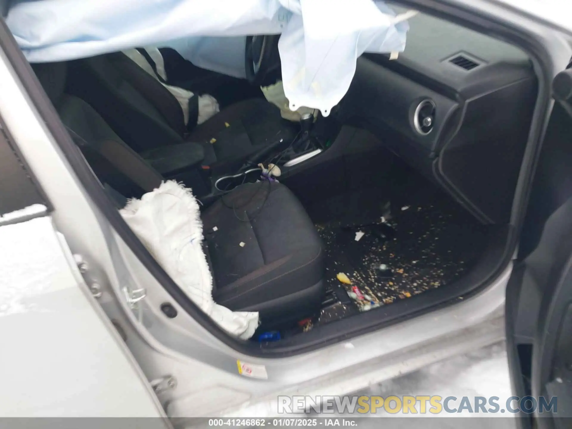 5 Photograph of a damaged car 2T1BURHE8KC243100 TOYOTA COROLLA 2019