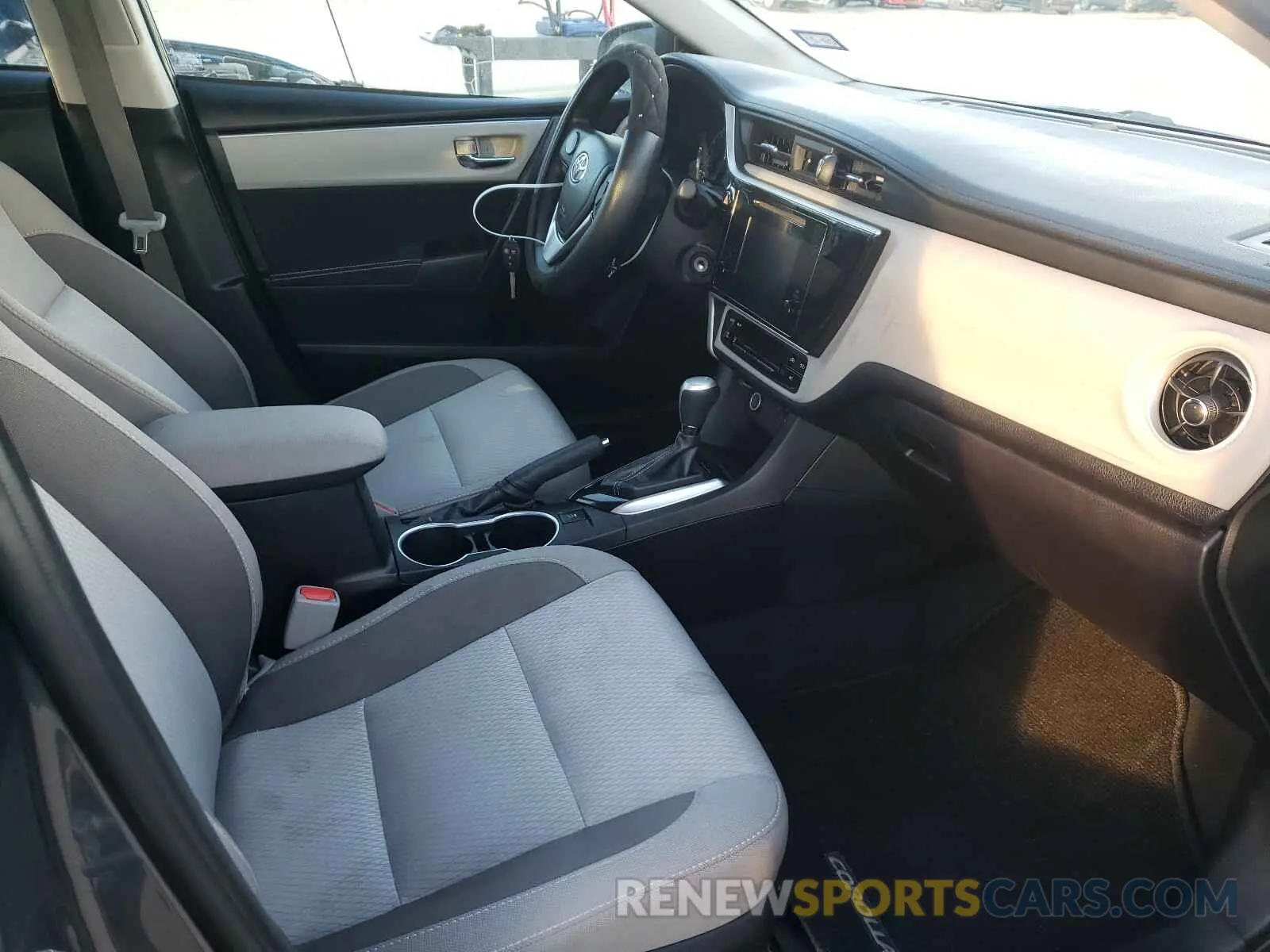 5 Photograph of a damaged car 2T1BURHE9KC191105 TOYOTA COROLLA 2019