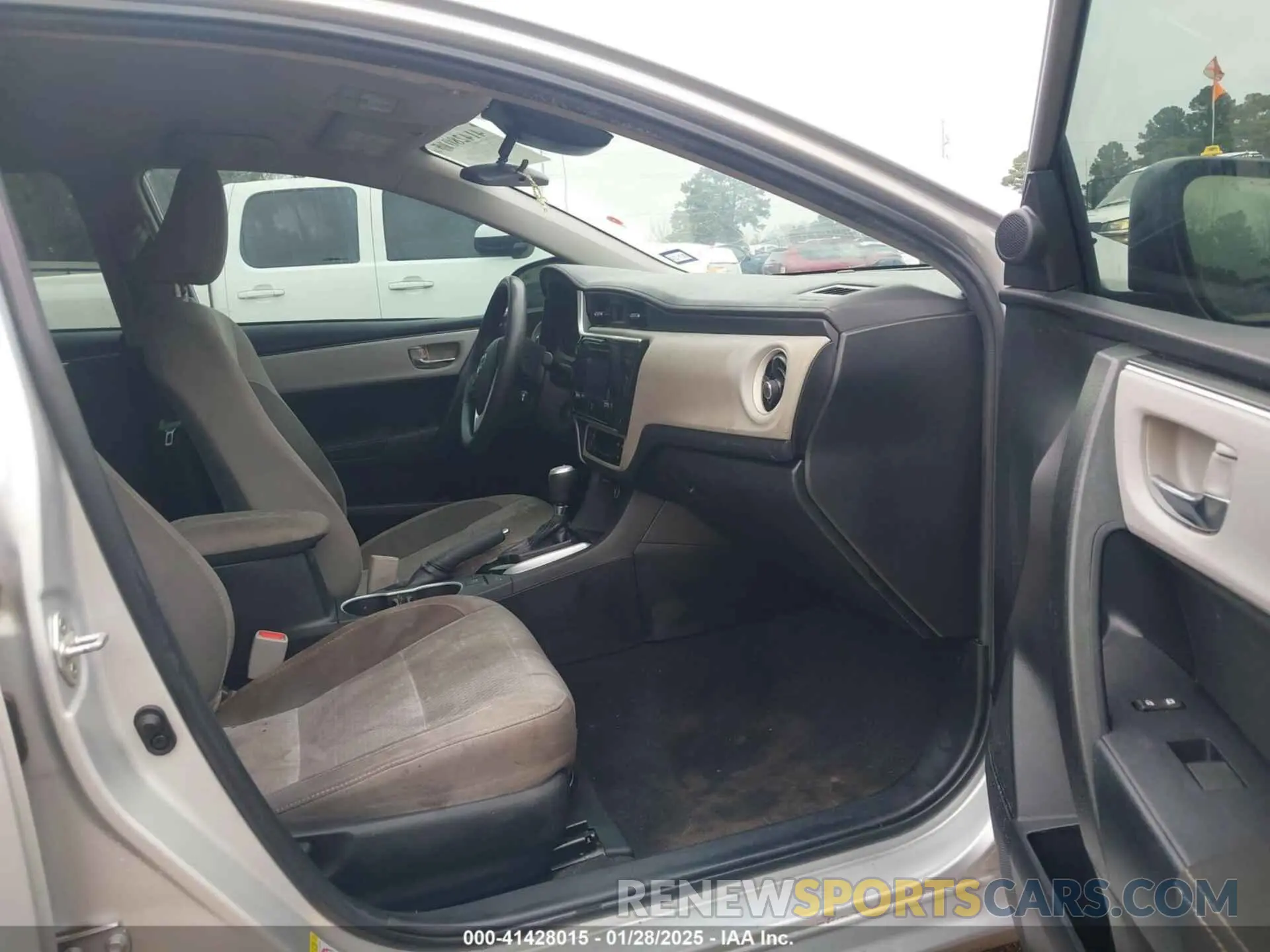 5 Photograph of a damaged car 2T1BURHE9KC232042 TOYOTA COROLLA 2019