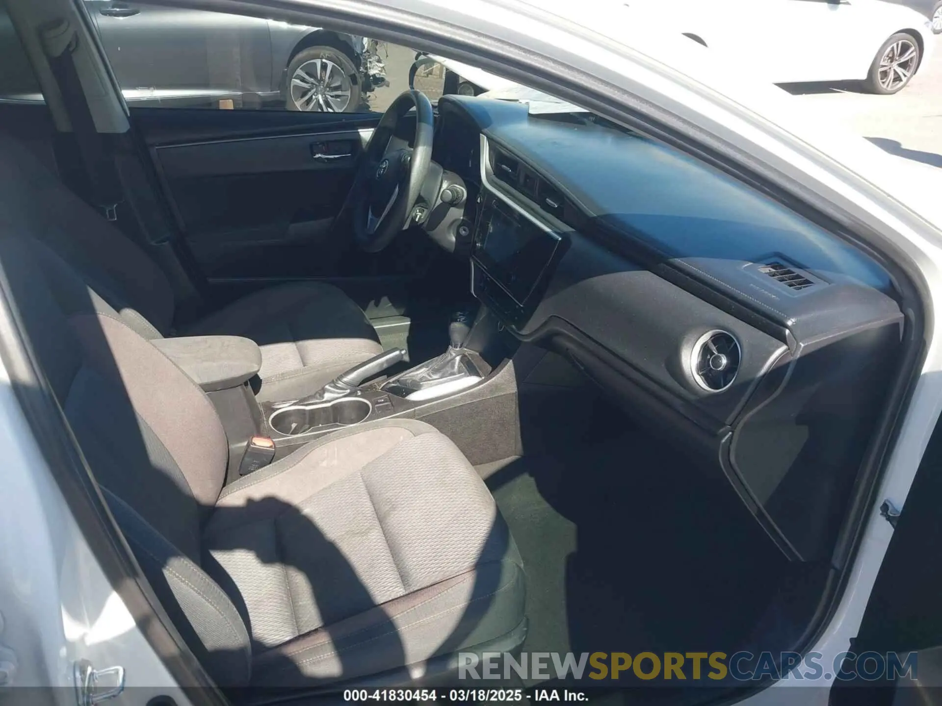 5 Photograph of a damaged car 5YFBPRHE4KP936883 TOYOTA COROLLA 2019