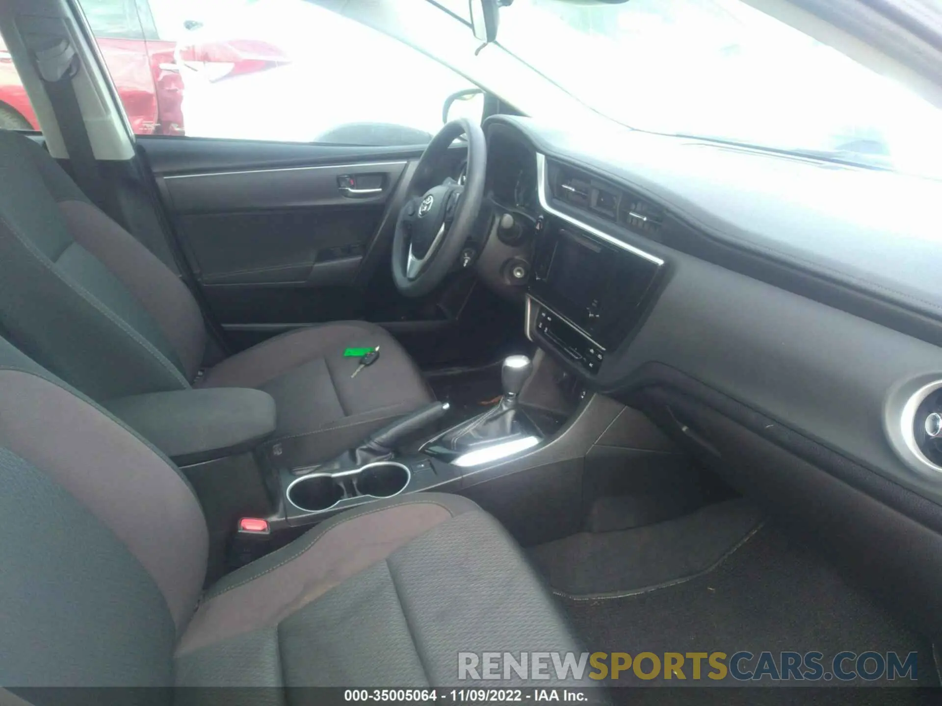 5 Photograph of a damaged car 5YFBURHE0KP870759 TOYOTA COROLLA 2019