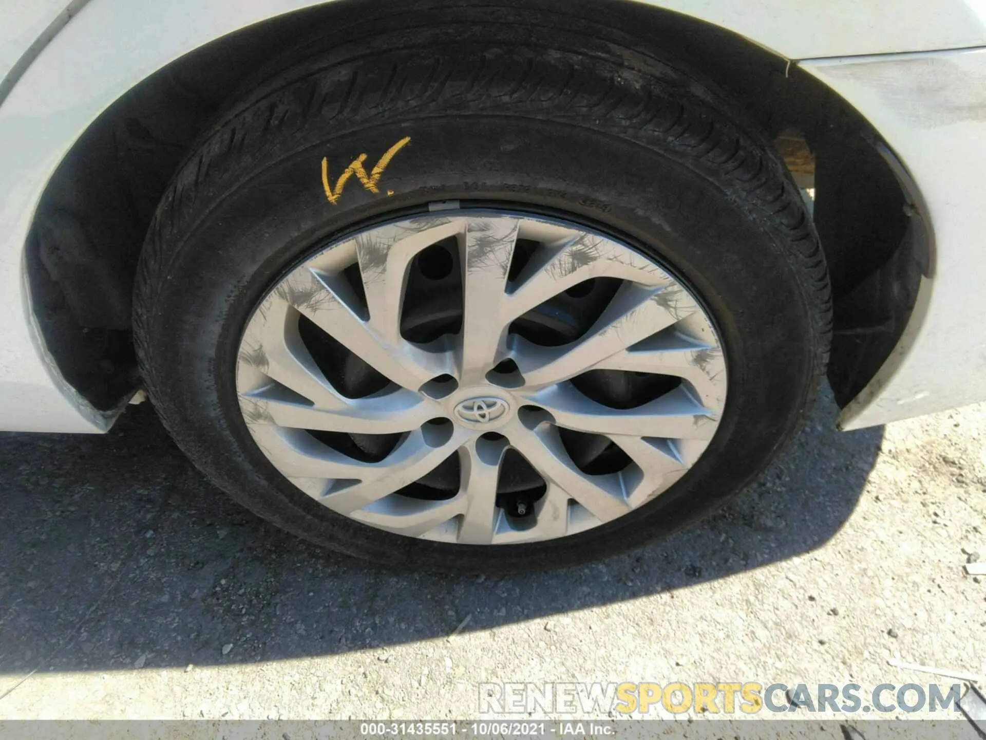 13 Photograph of a damaged car 5YFBURHE1KP923761 TOYOTA COROLLA 2019