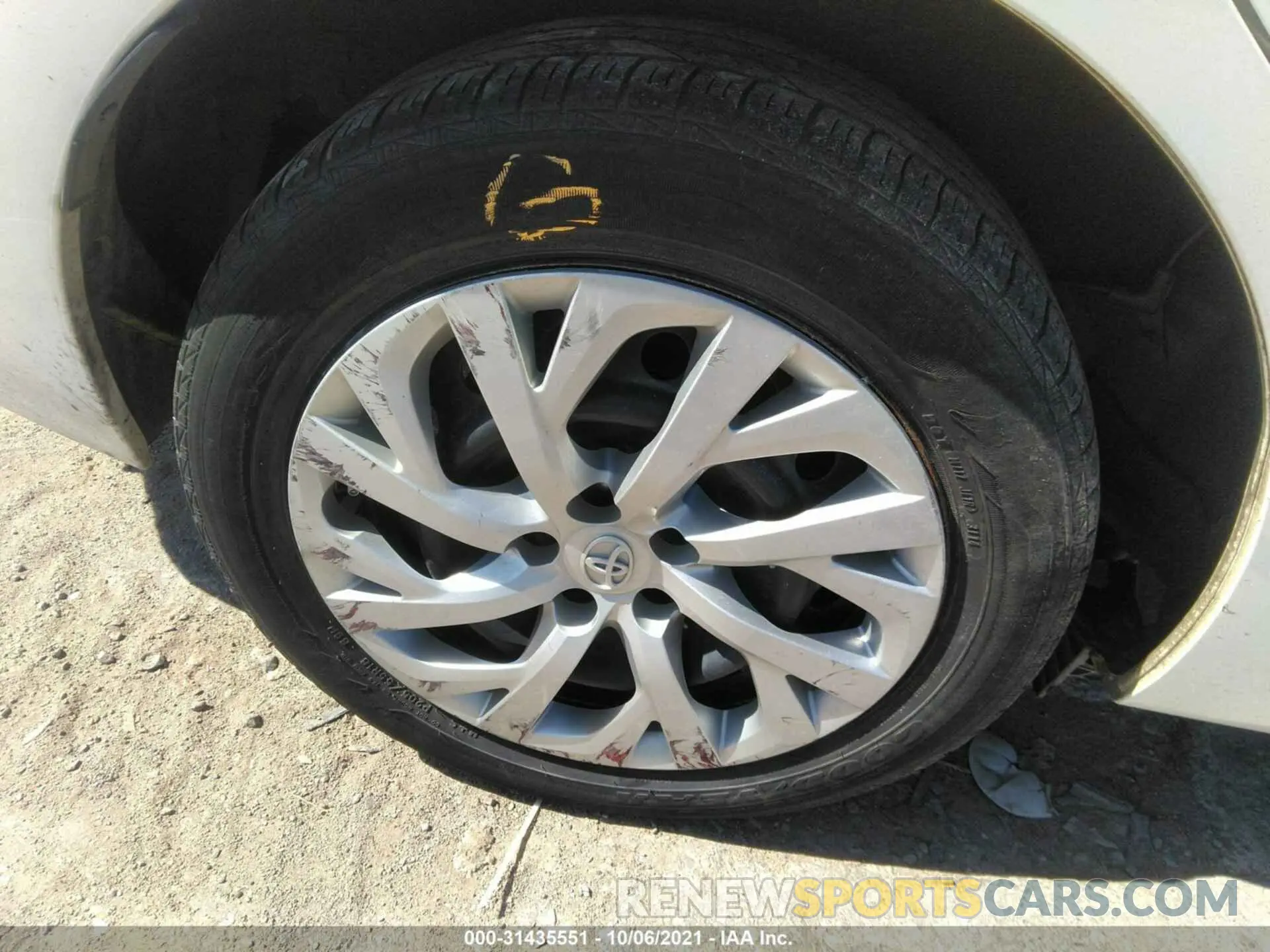 15 Photograph of a damaged car 5YFBURHE1KP923761 TOYOTA COROLLA 2019