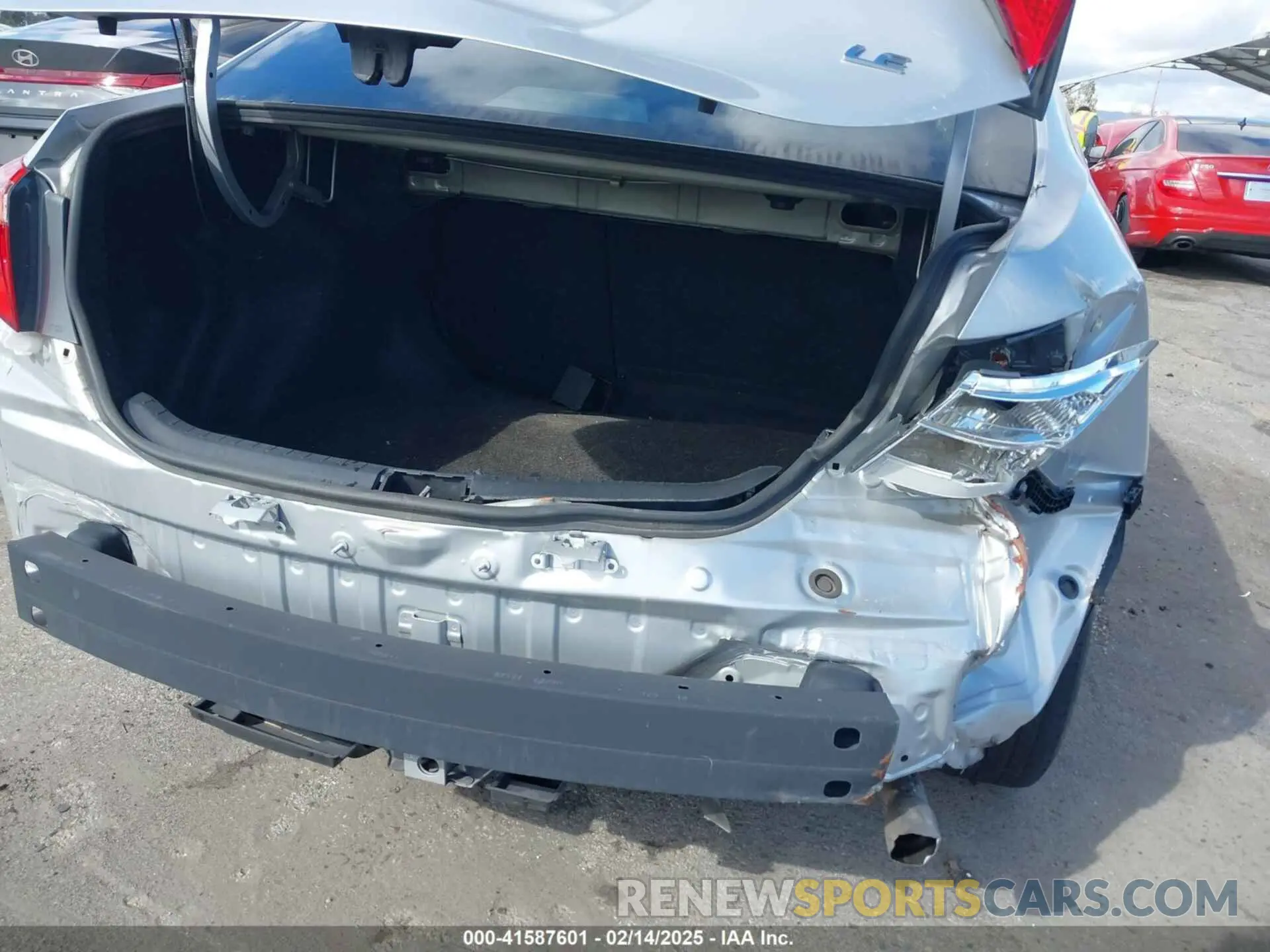 18 Photograph of a damaged car 5YFBURHE2KP858502 TOYOTA COROLLA 2019