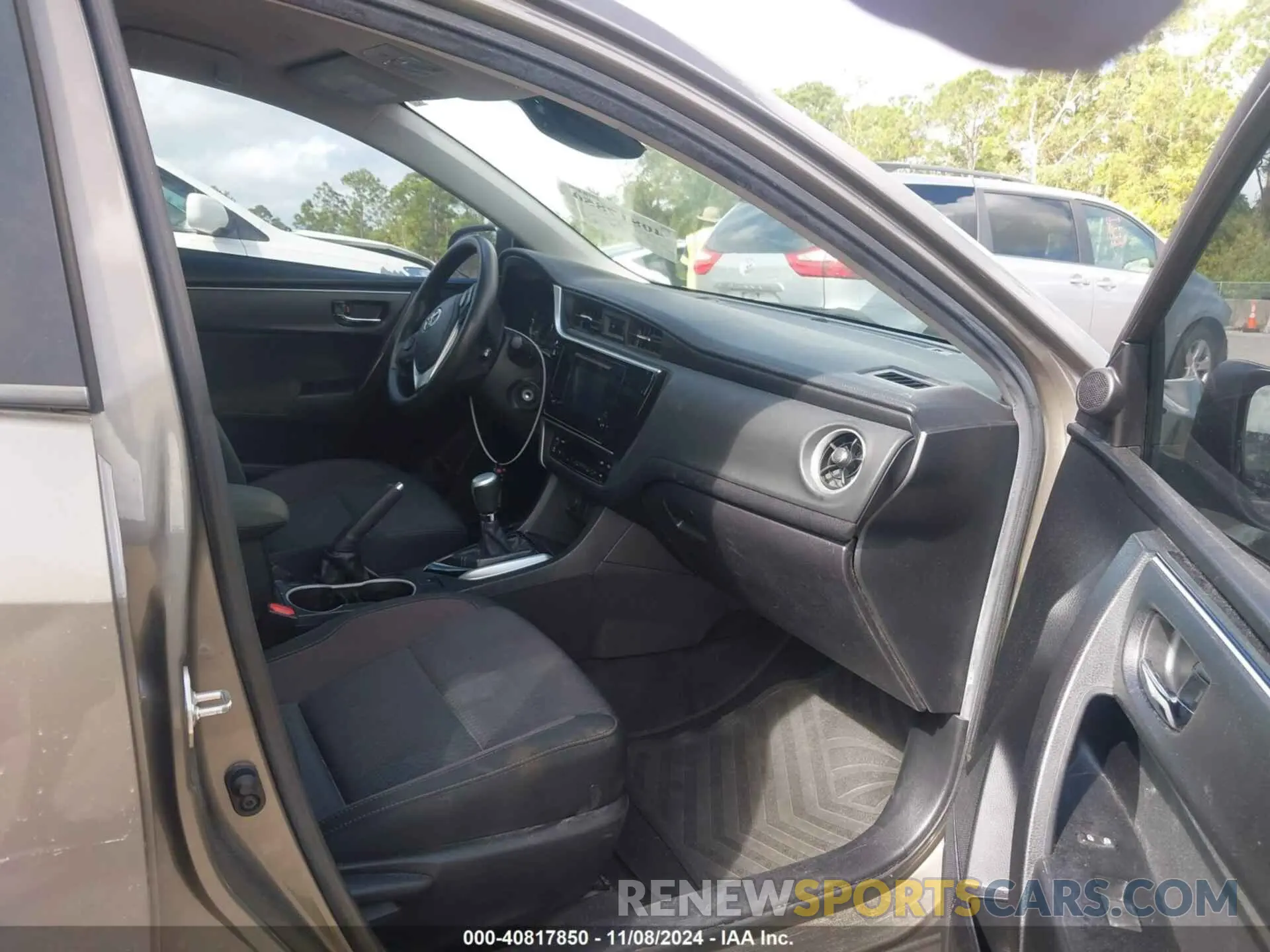 5 Photograph of a damaged car 5YFBURHE2KP928497 TOYOTA COROLLA 2019