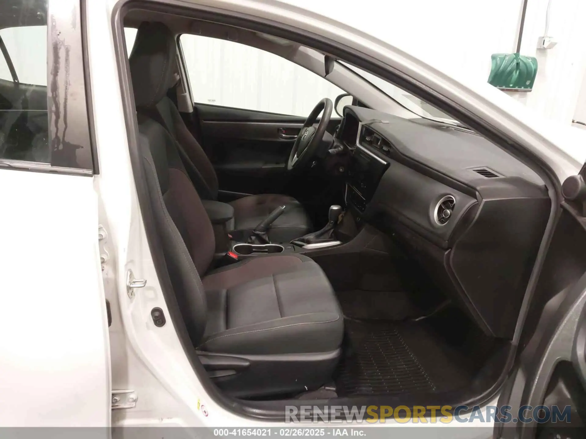 5 Photograph of a damaged car 5YFBURHE4KP904766 TOYOTA COROLLA 2019