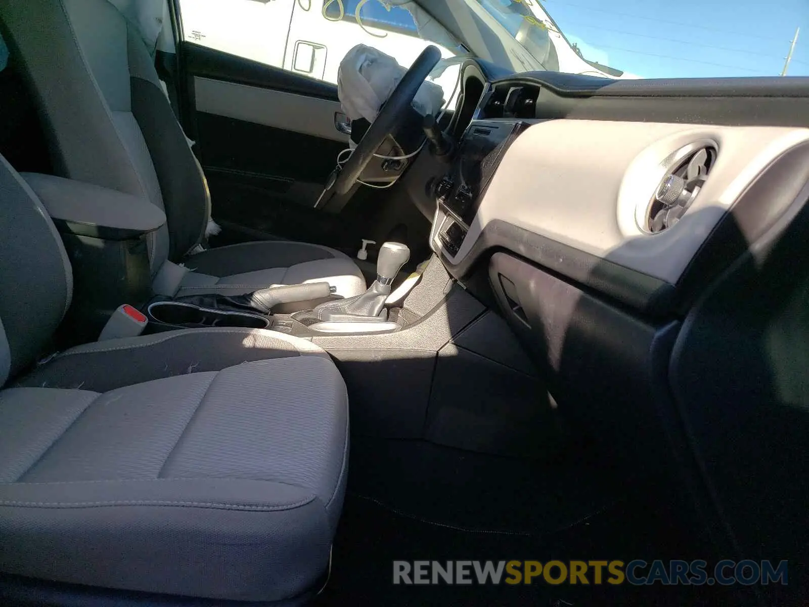 5 Photograph of a damaged car 5YFBURHEXKP858134 TOYOTA COROLLA 2019