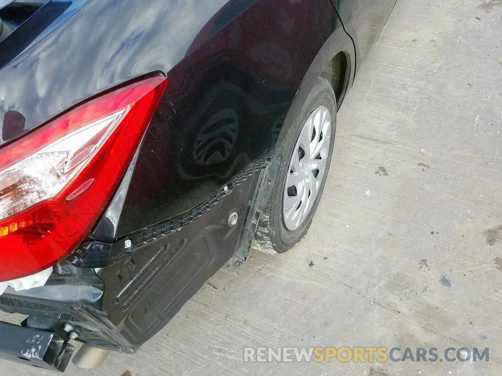 10 Photograph of a damaged car 5YFBURHEXKP896723 TOYOTA COROLLA 2019