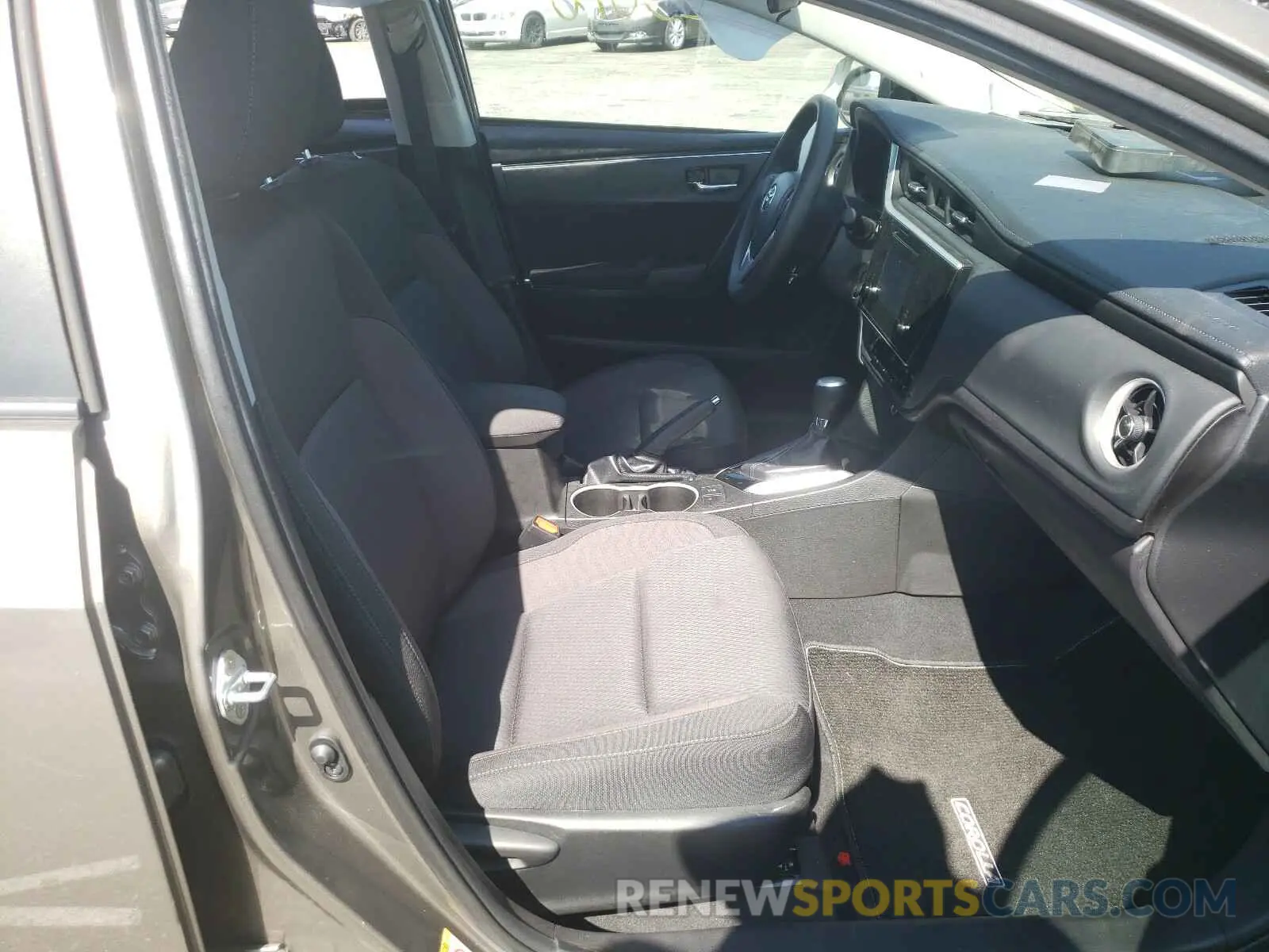 5 Photograph of a damaged car 5YFBURHEXKP916985 TOYOTA COROLLA 2019