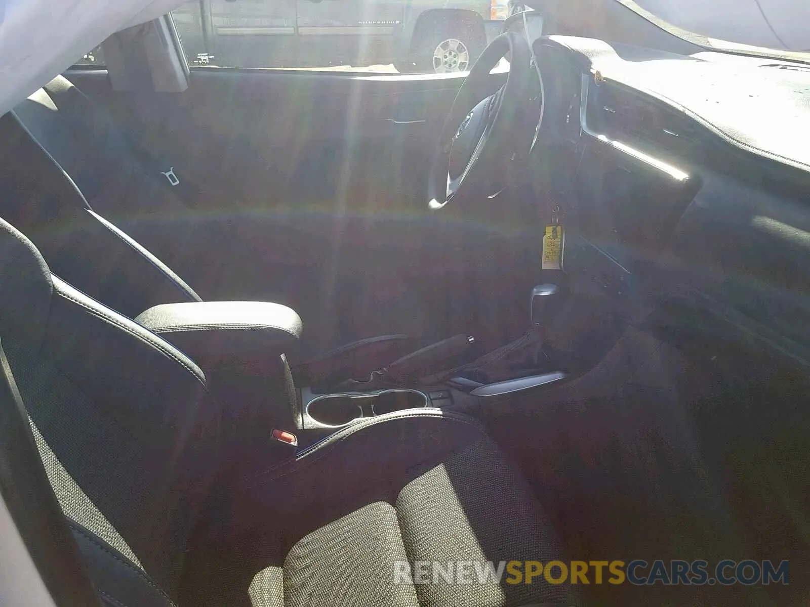 5 Photograph of a damaged car 5YFBURHEXKP929316 TOYOTA COROLLA 2019