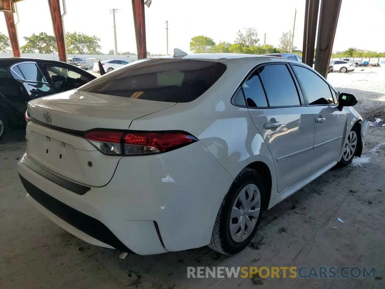 4 Photograph of a damaged car 5YFDPRAE6LP092088 TOYOTA COROLLA 2020