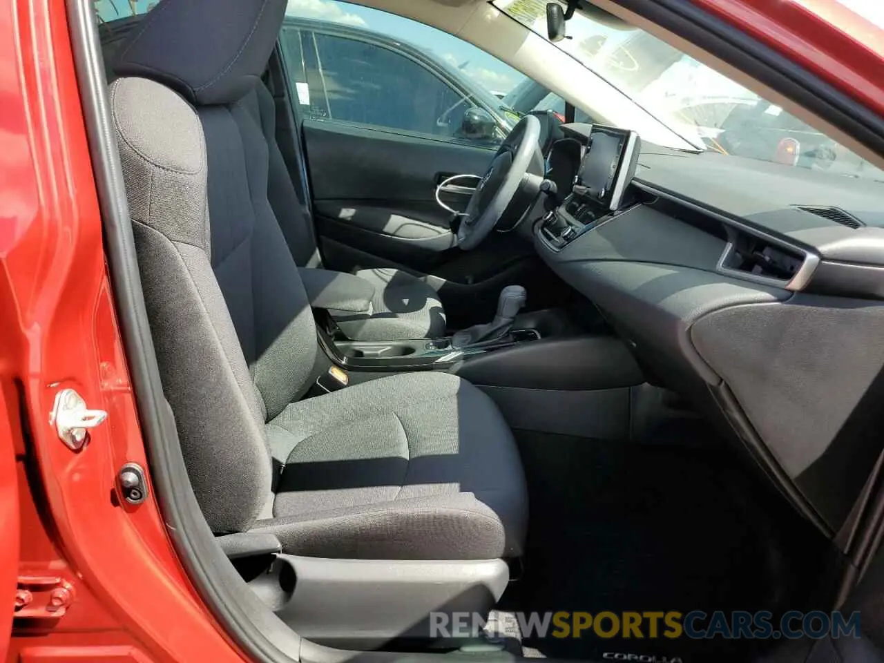 5 Photograph of a damaged car 5YFEPRAE1LP053865 TOYOTA COROLLA 2020