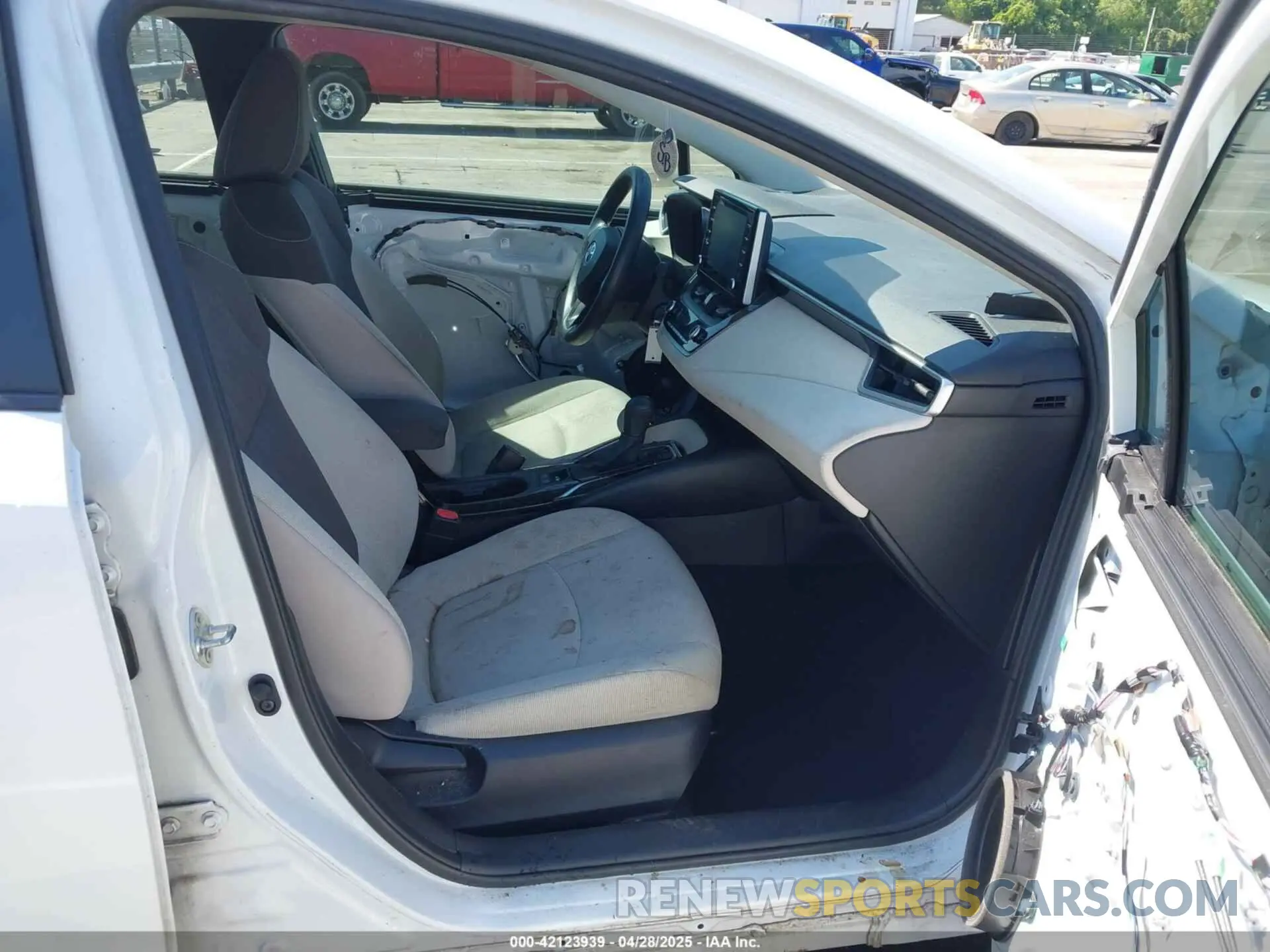 5 Photograph of a damaged car 5YFEPRAE1LP073839 TOYOTA COROLLA 2020