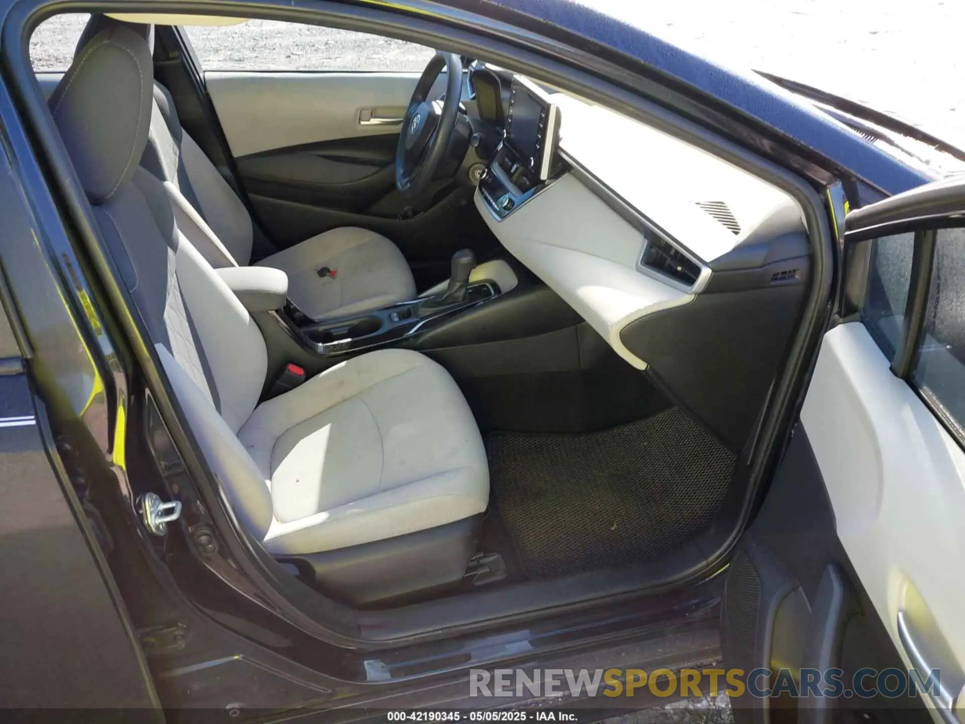 5 Photograph of a damaged car 5YFEPRAE2LP110526 TOYOTA COROLLA 2020