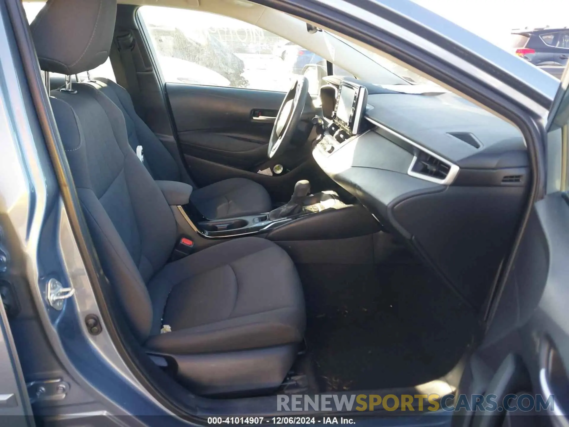 5 Photograph of a damaged car 5YFEPRAE3LP031057 TOYOTA COROLLA 2020