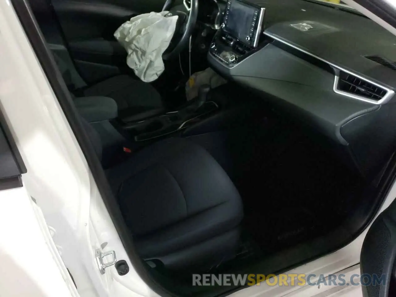 5 Photograph of a damaged car 5YFEPRAE5LP135663 TOYOTA COROLLA 2020