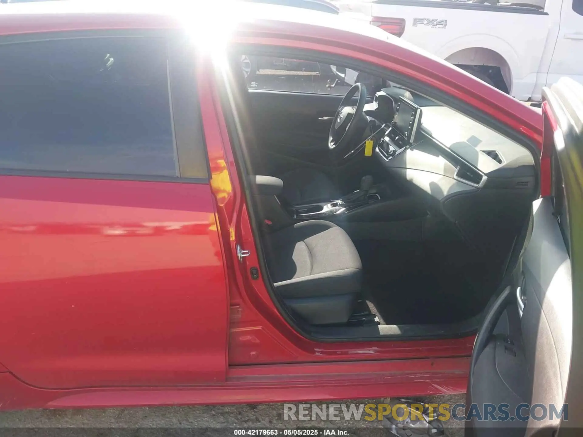 5 Photograph of a damaged car 5YFEPRAE6LP106267 TOYOTA COROLLA 2020