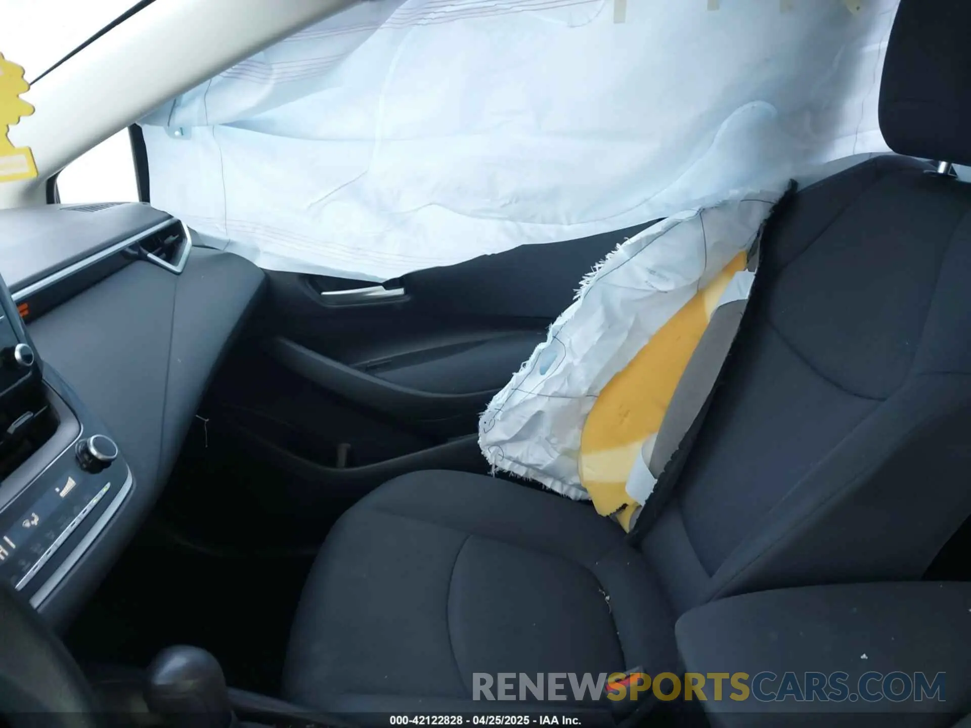 5 Photograph of a damaged car 5YFEPRAE7LP038240 TOYOTA COROLLA 2020