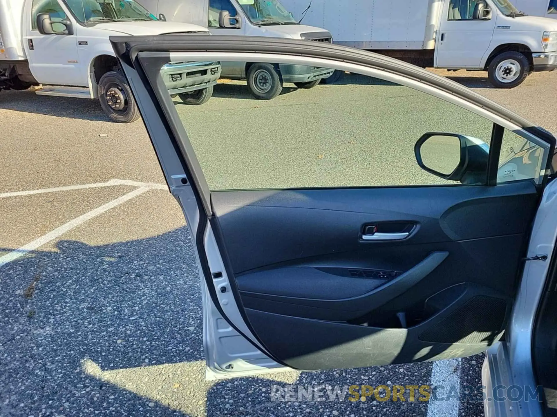 4 Photograph of a damaged car 5YFEPRAE7LP074901 TOYOTA COROLLA 2020