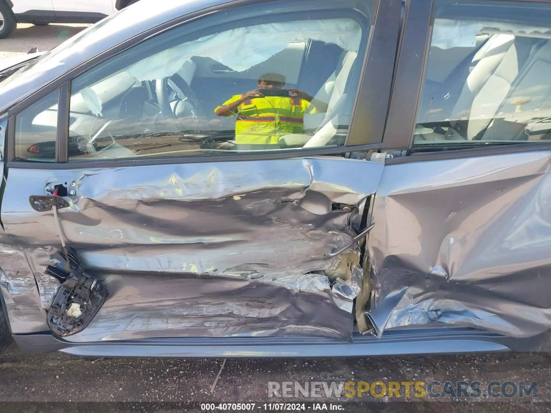 19 Photograph of a damaged car 5YFEPRAE8LP081954 TOYOTA COROLLA 2020