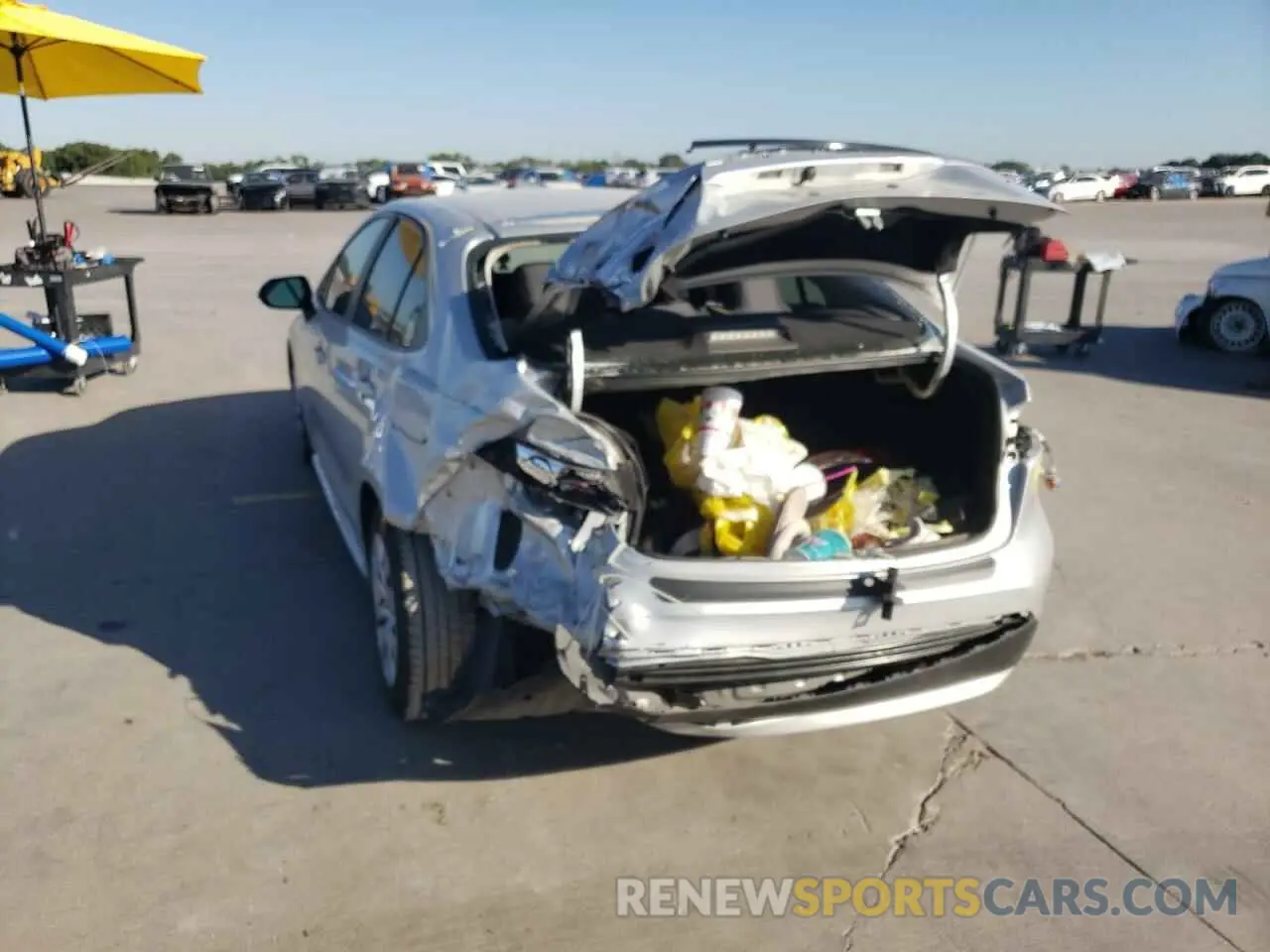 9 Photograph of a damaged car 5YFEPRAE9LP125783 TOYOTA COROLLA 2020