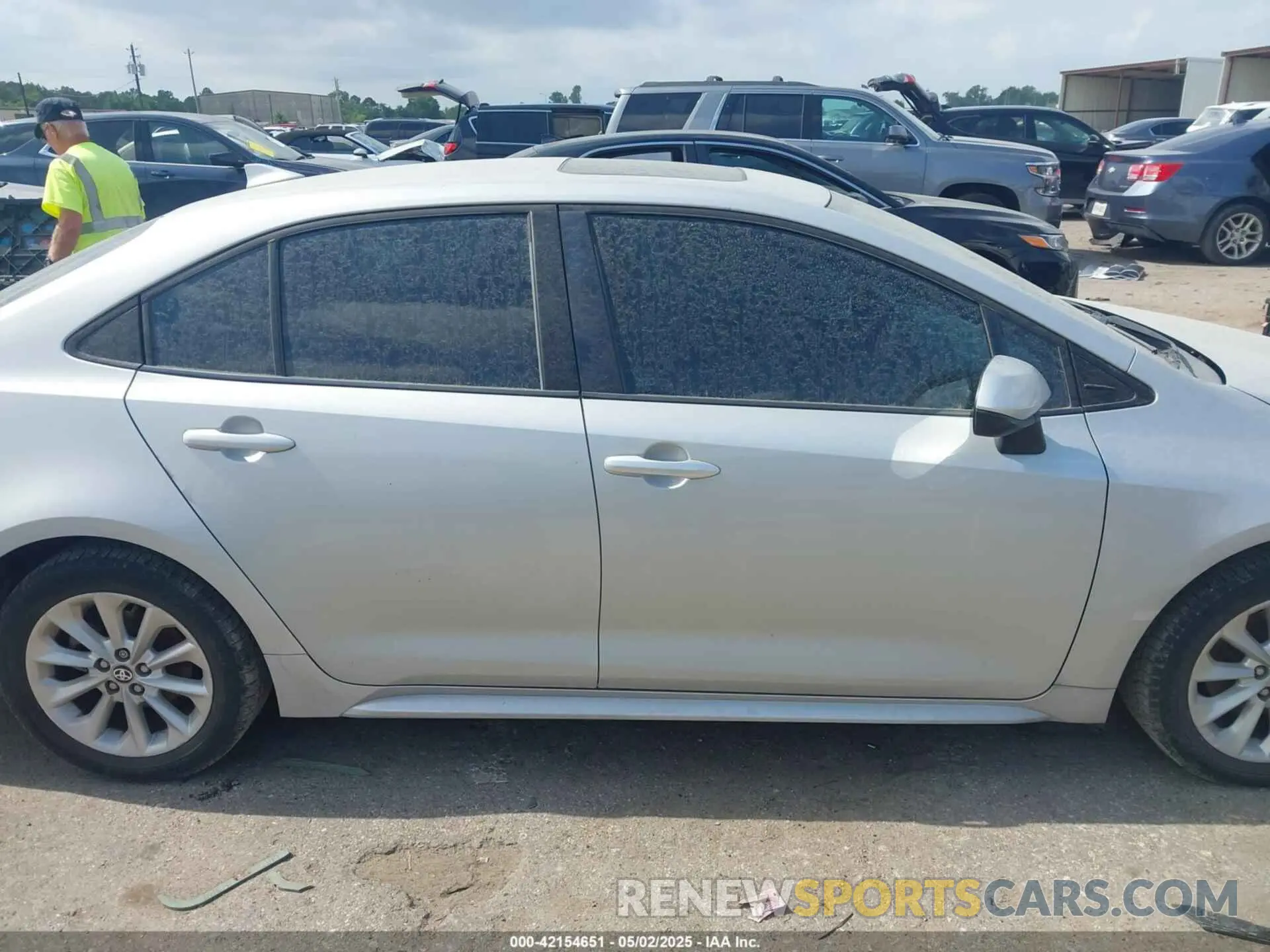12 Photograph of a damaged car 5YFHPRAE2LP025652 TOYOTA COROLLA 2020