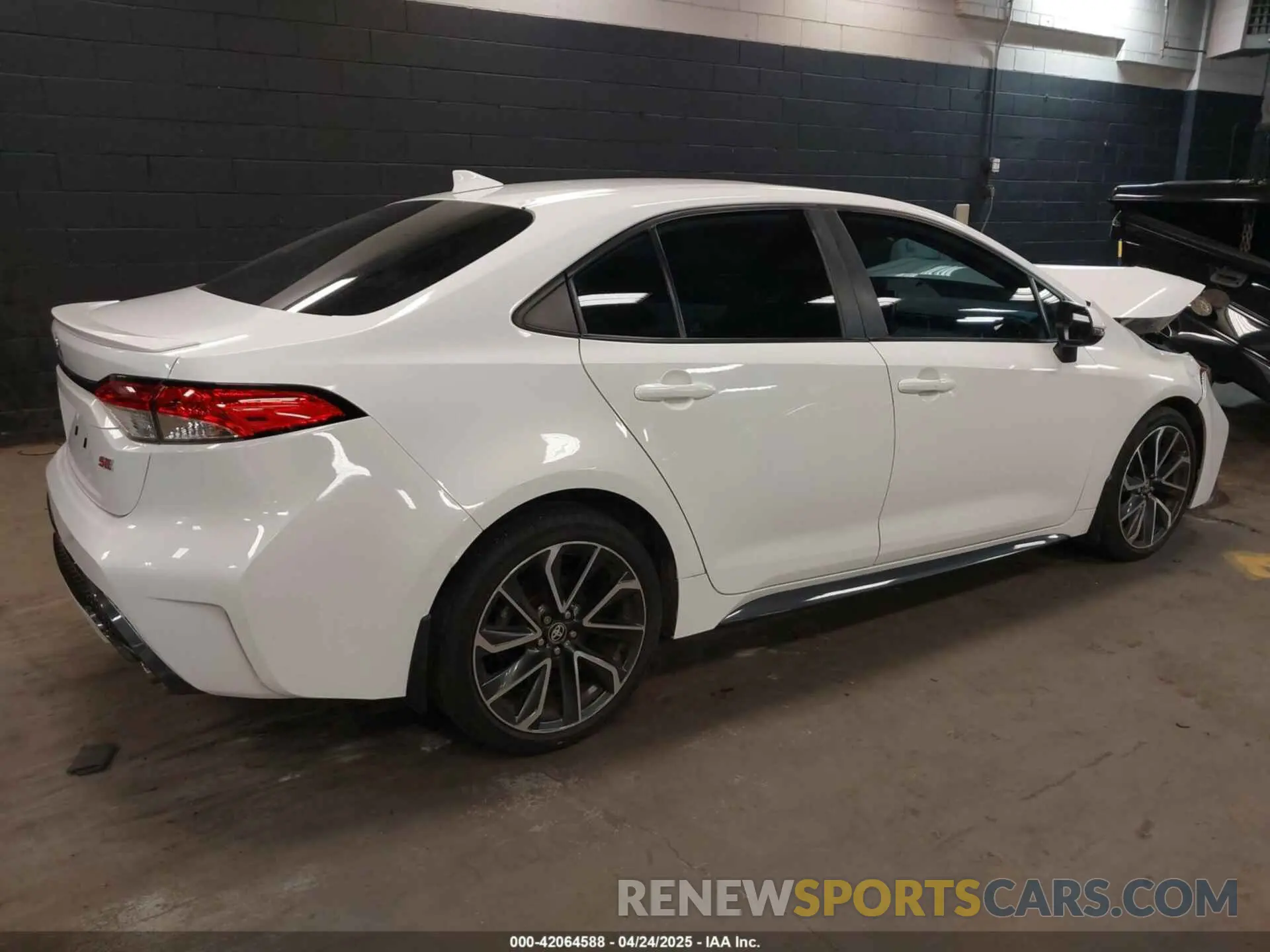4 Photograph of a damaged car 5YFP4RCE3LP013060 TOYOTA COROLLA 2020