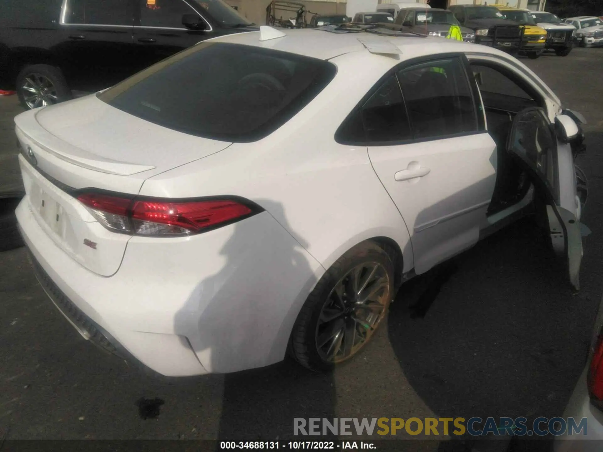 4 Photograph of a damaged car 5YFS4RCE5LP038150 TOYOTA COROLLA 2020