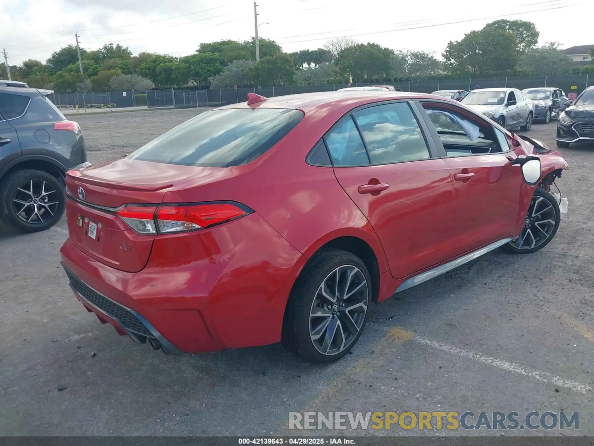 4 Photograph of a damaged car 5YFS4RCE5LP041534 TOYOTA COROLLA 2020