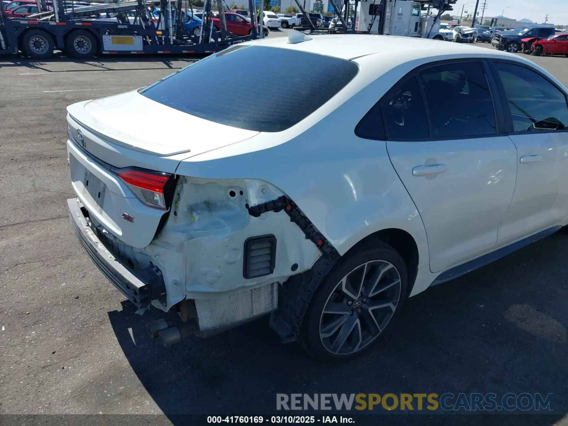 4 Photograph of a damaged car 5YFS4RCE5LP053800 TOYOTA COROLLA 2020
