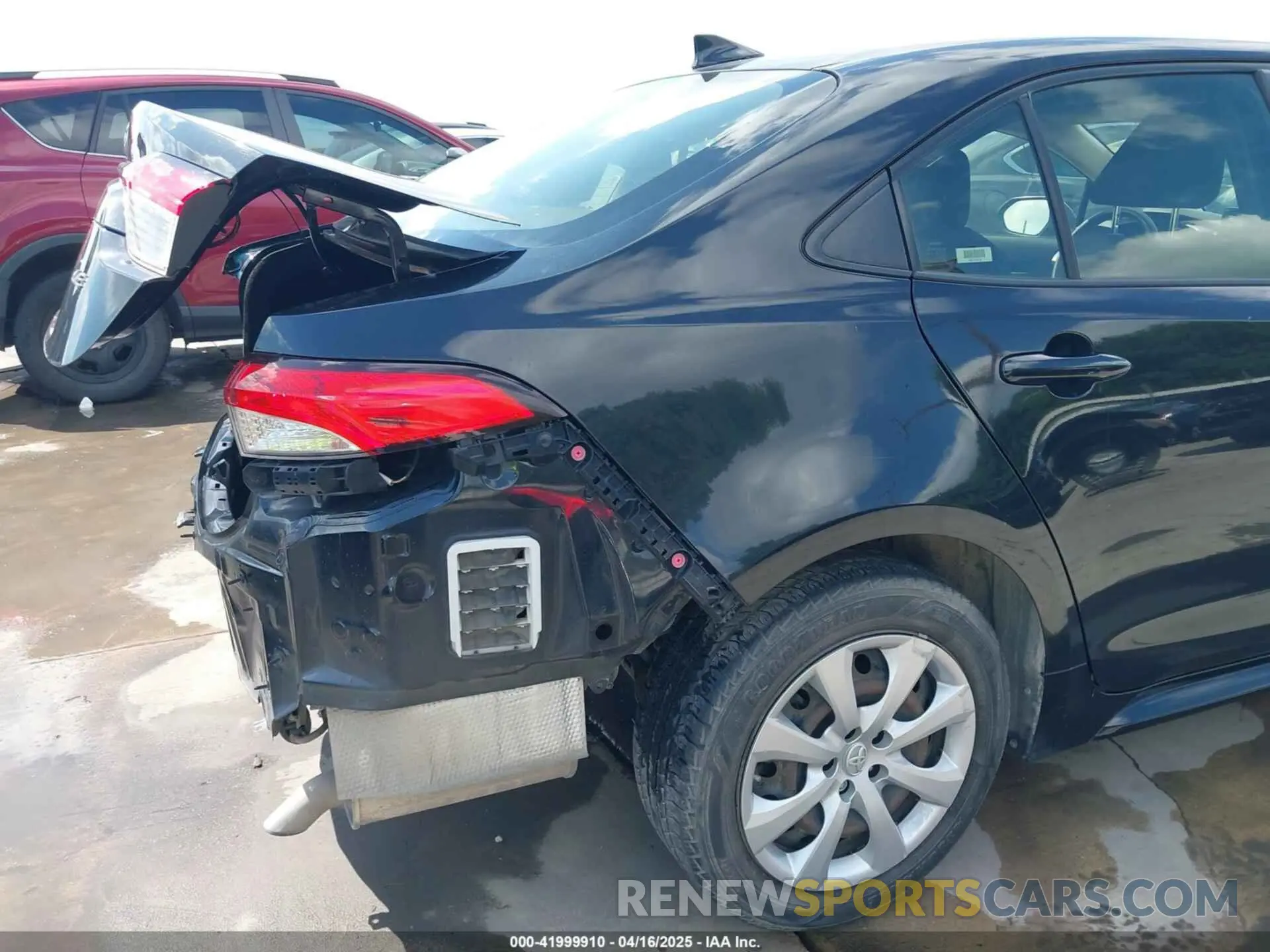 19 Photograph of a damaged car JTDEPRAE6LJ035995 TOYOTA COROLLA 2020