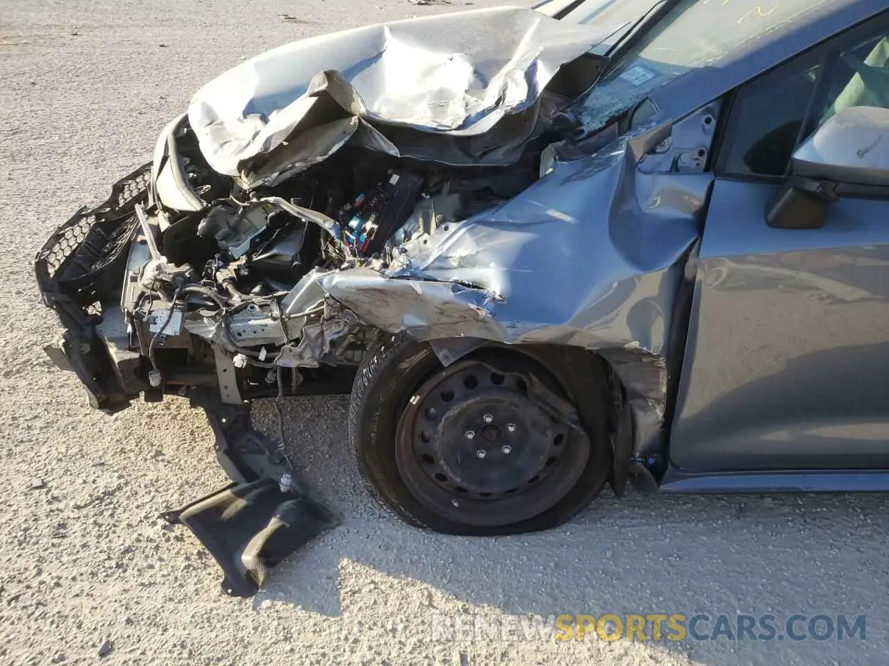 9 Photograph of a damaged car JTDEPRAE8LJ106372 TOYOTA COROLLA 2020