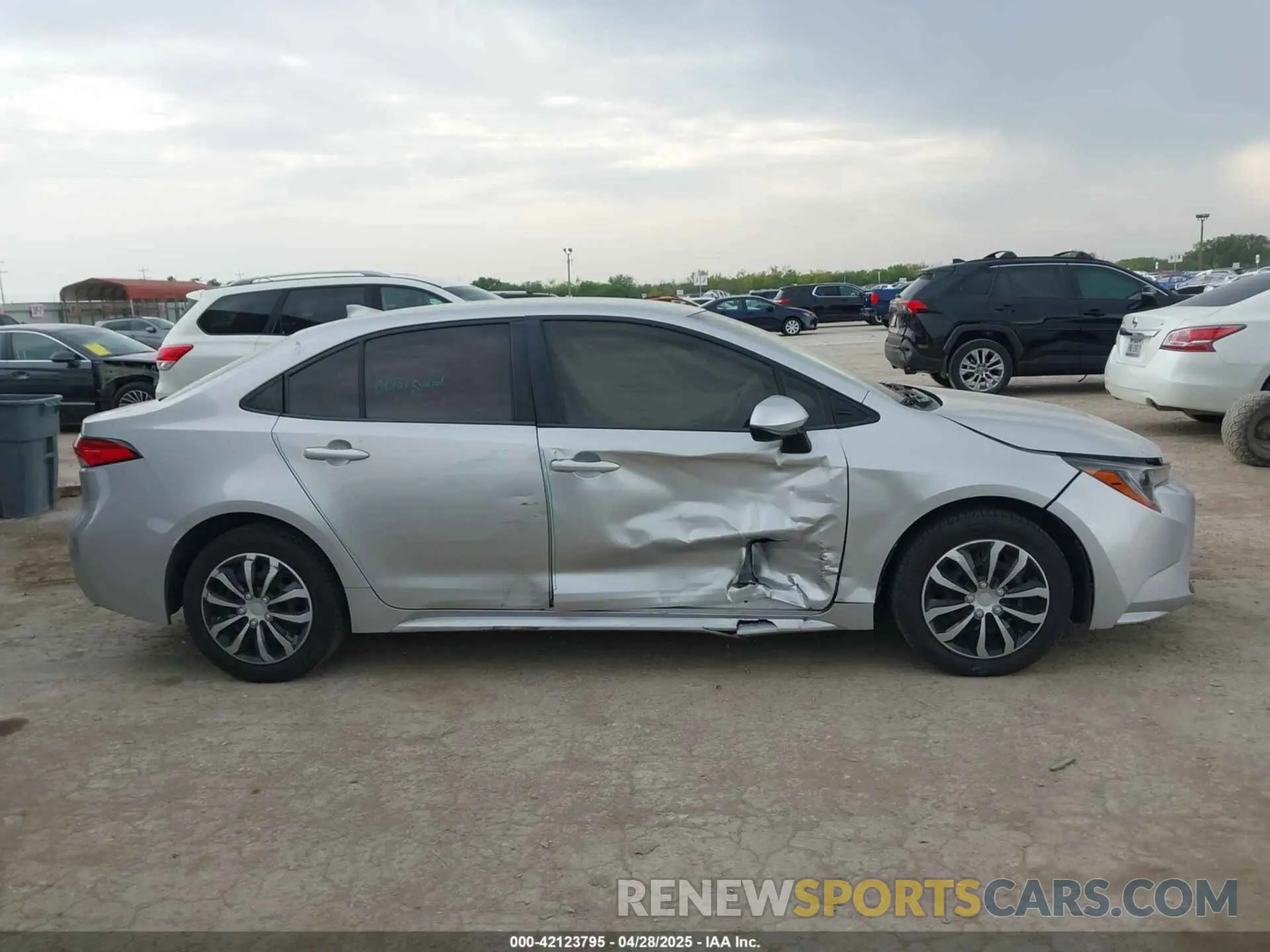 13 Photograph of a damaged car JTDEPRAE9LJ055724 TOYOTA COROLLA 2020