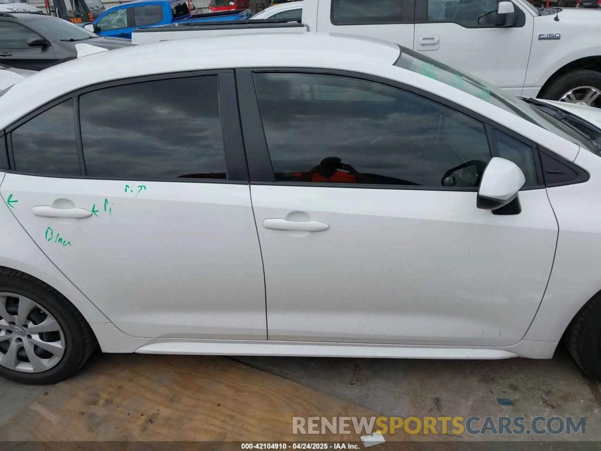 14 Photograph of a damaged car 5YFEPMAE6MP180924 TOYOTA COROLLA 2021