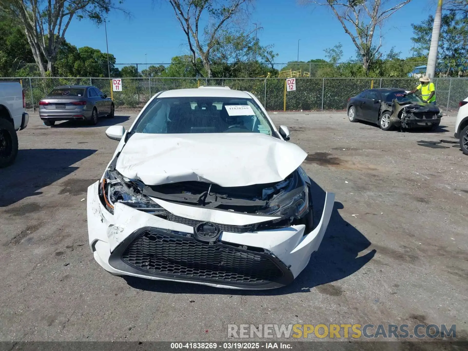 11 Photograph of a damaged car 5YFEPMAE5NP370179 TOYOTA COROLLA 2022