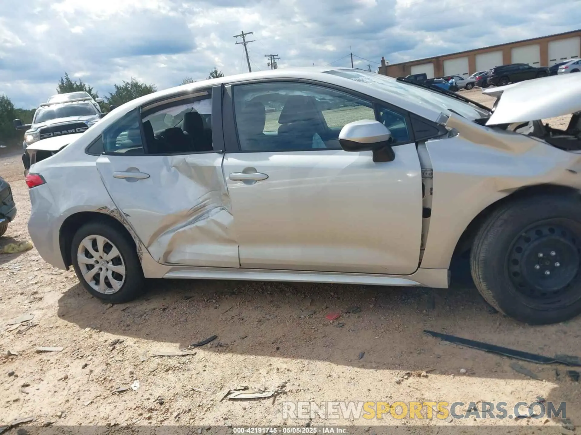 13 Photograph of a damaged car 5YFEPMAE6NP370739 TOYOTA COROLLA 2022