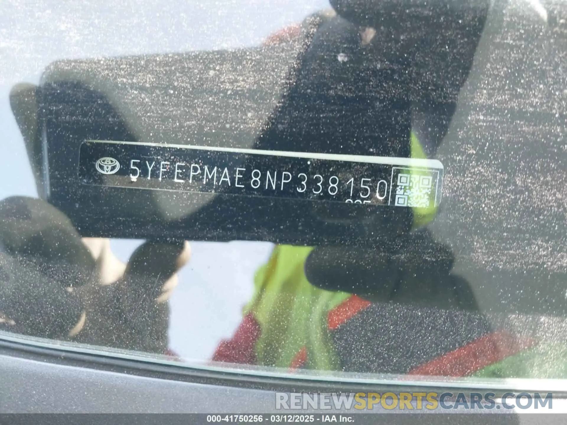 17 Photograph of a damaged car 5YFEPMAE8NP338150 TOYOTA COROLLA 2022