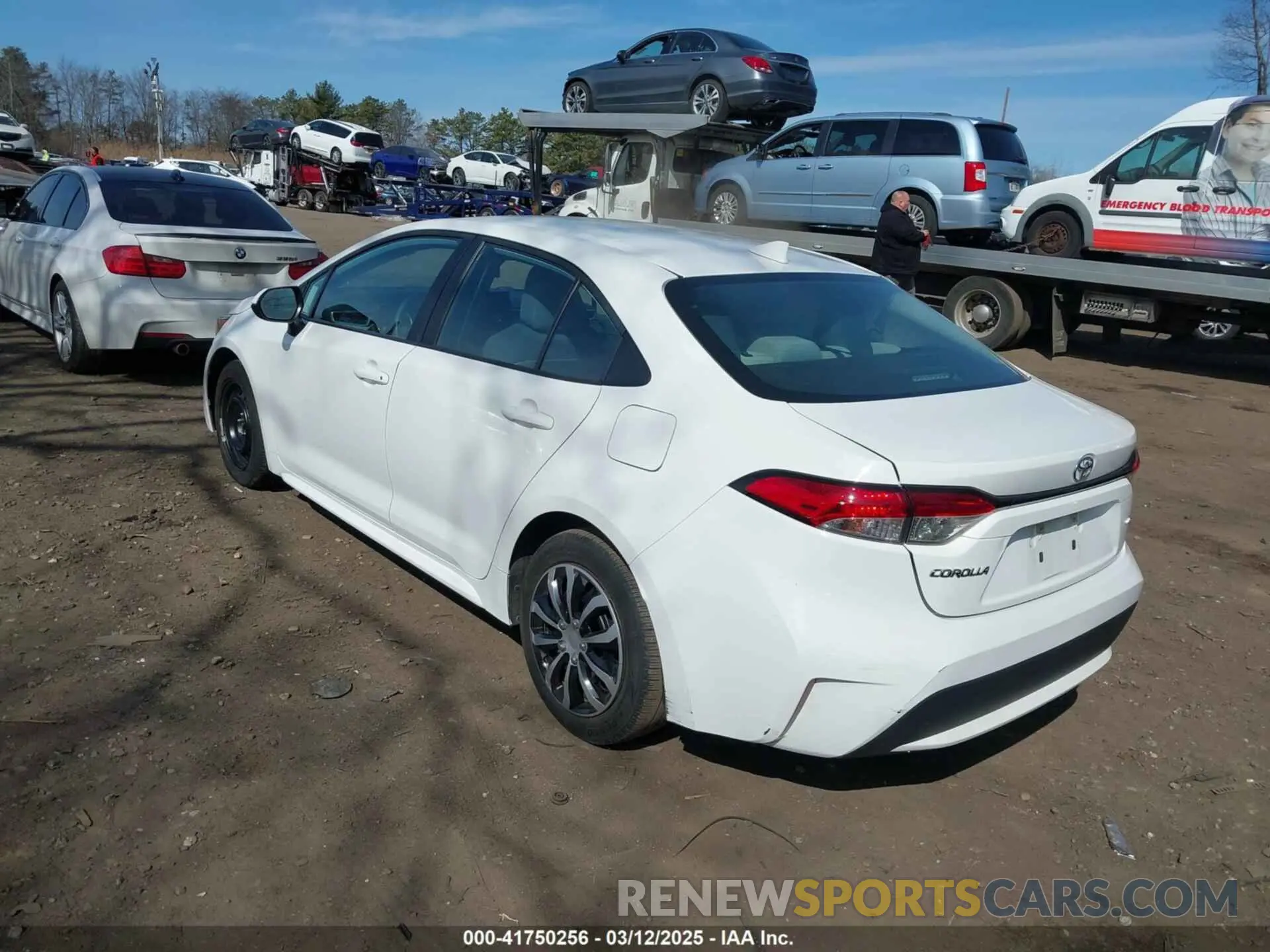 3 Photograph of a damaged car 5YFEPMAE8NP338150 TOYOTA COROLLA 2022