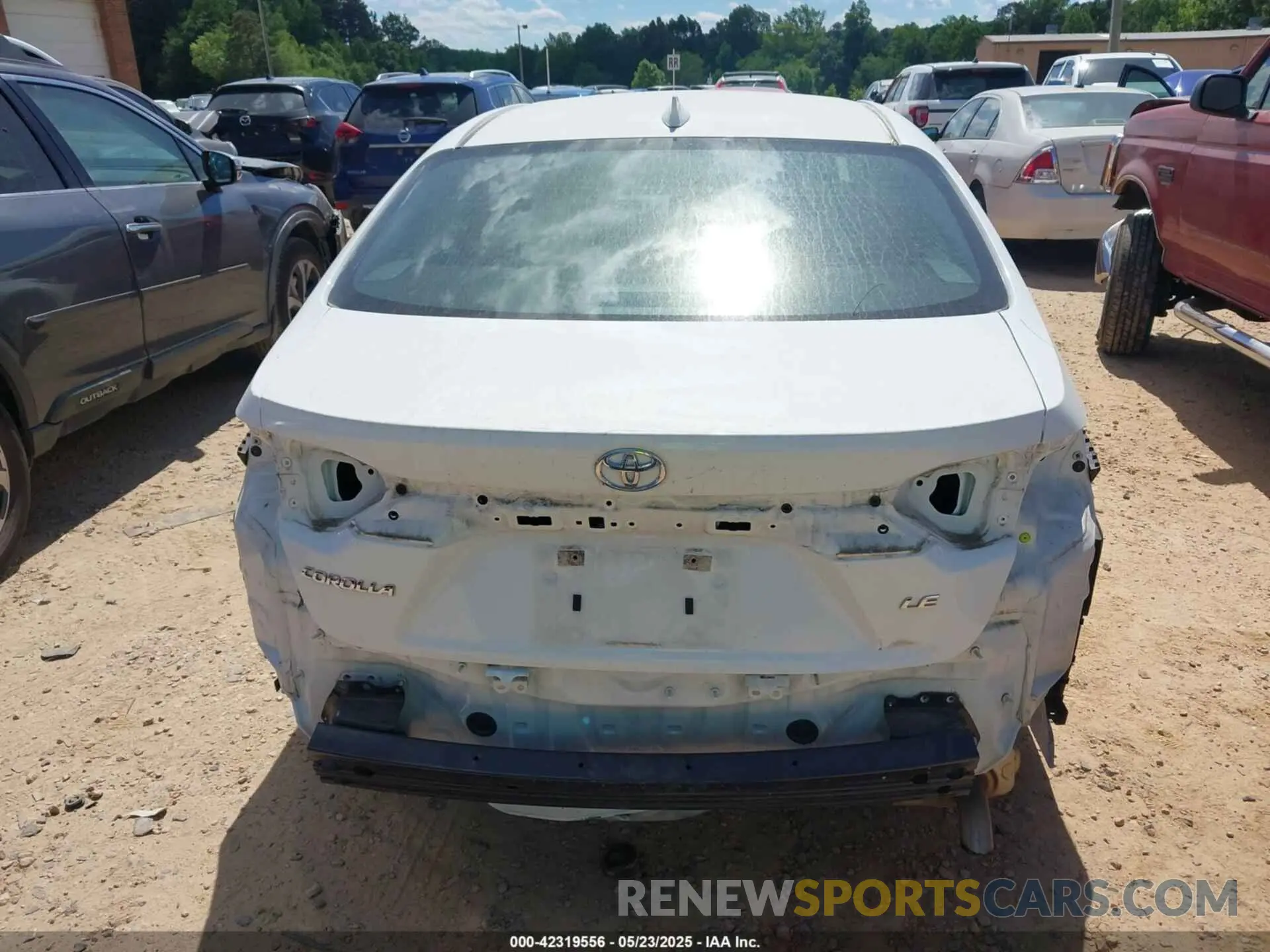 17 Photograph of a damaged car 5YFEPMAE8NP355840 TOYOTA COROLLA 2022