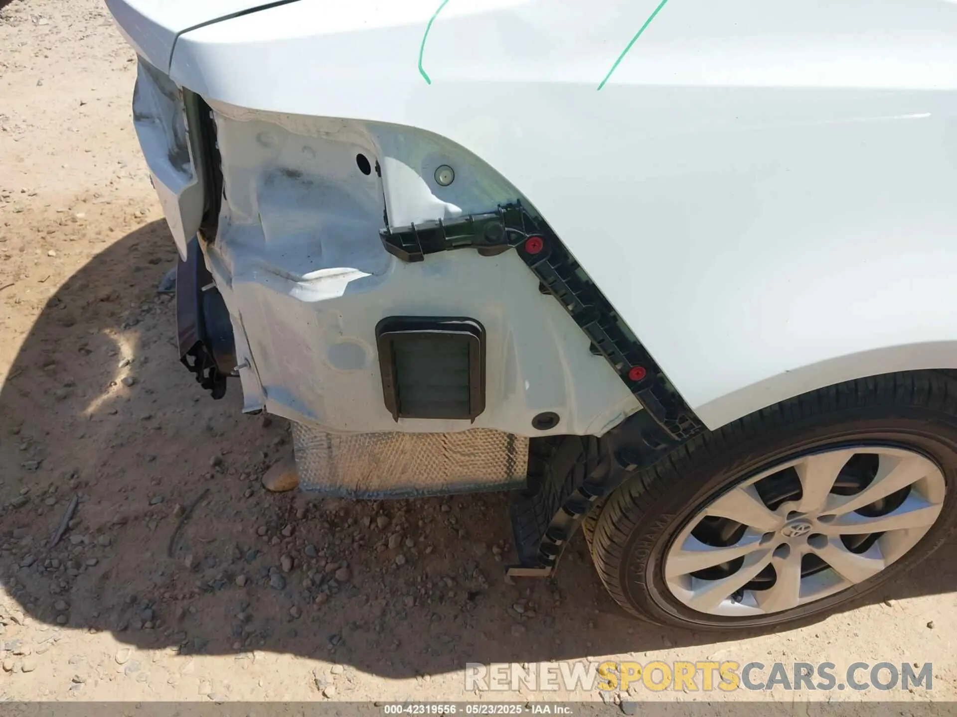 18 Photograph of a damaged car 5YFEPMAE8NP355840 TOYOTA COROLLA 2022