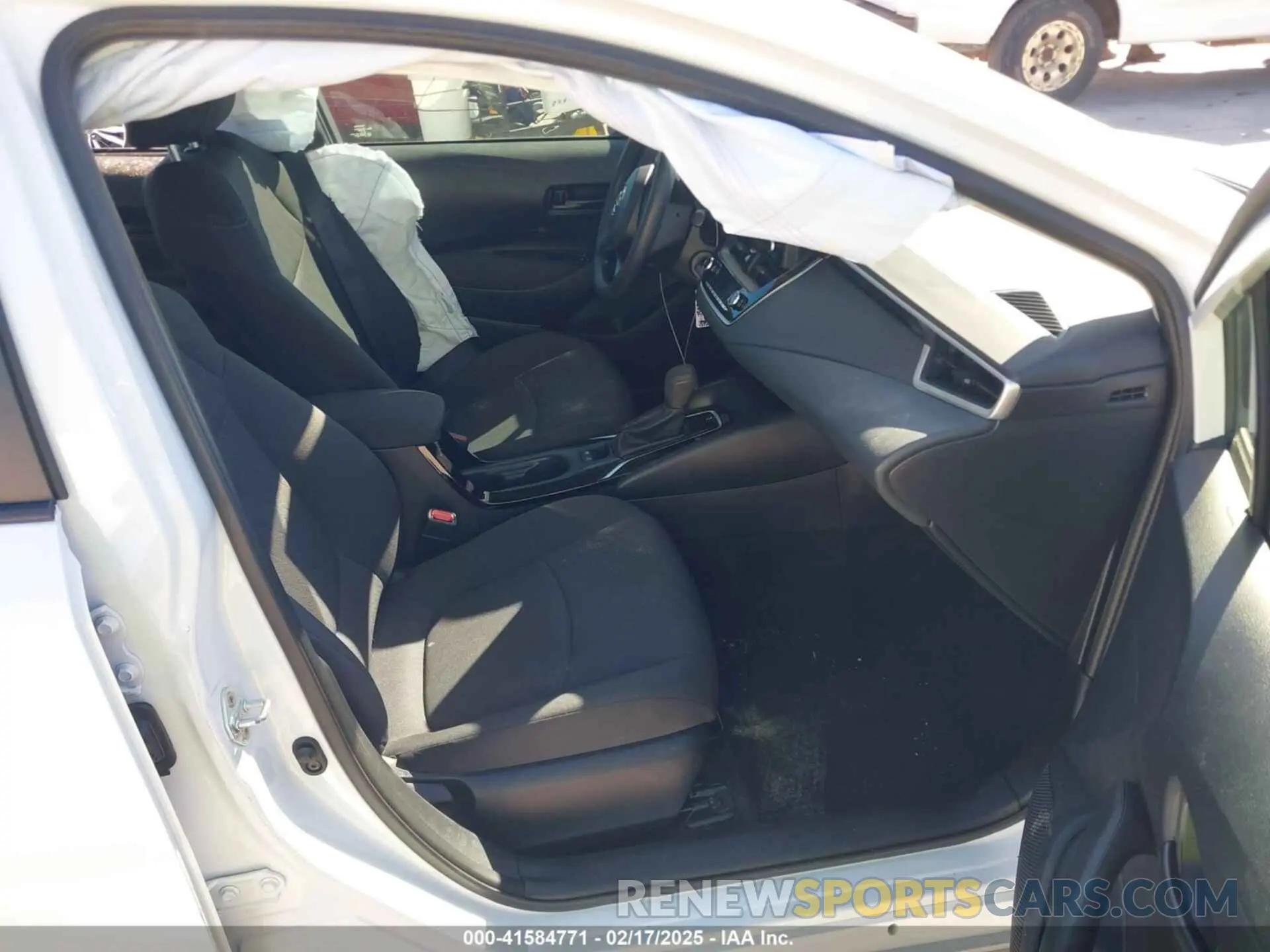 5 Photograph of a damaged car 5YFEPMAE8NP384142 TOYOTA COROLLA 2022