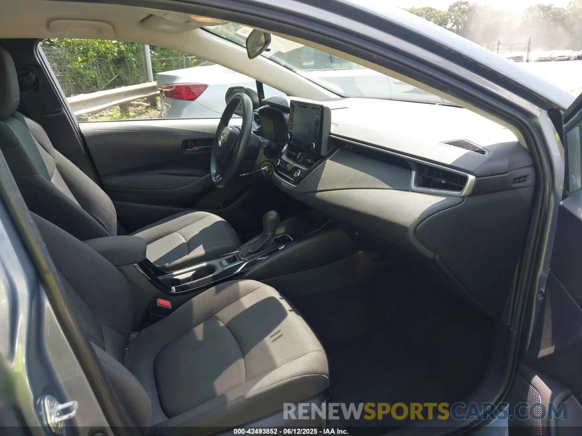 5 Photograph of a damaged car 5YFEPMAE9NP281005 TOYOTA COROLLA 2022