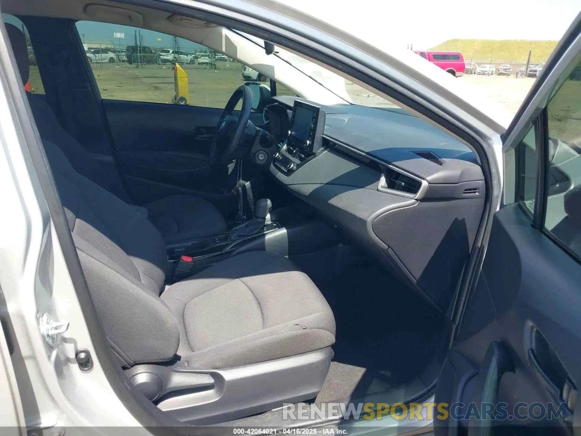 5 Photograph of a damaged car 5YFEPMAE9NP333734 TOYOTA COROLLA 2022