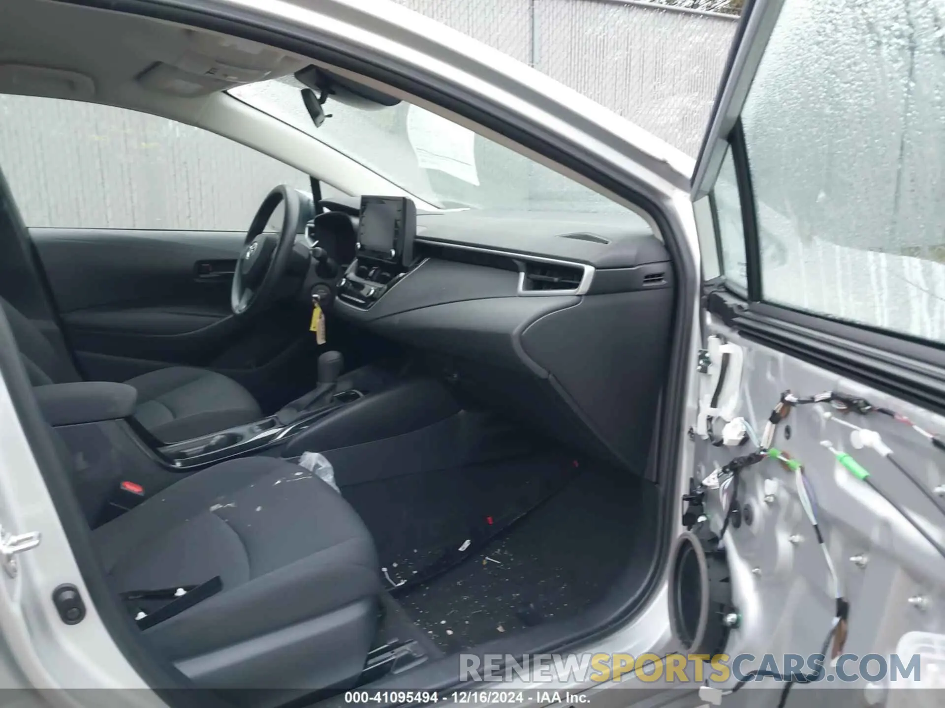 5 Photograph of a damaged car 5YFEPMAE9NP364384 TOYOTA COROLLA 2022