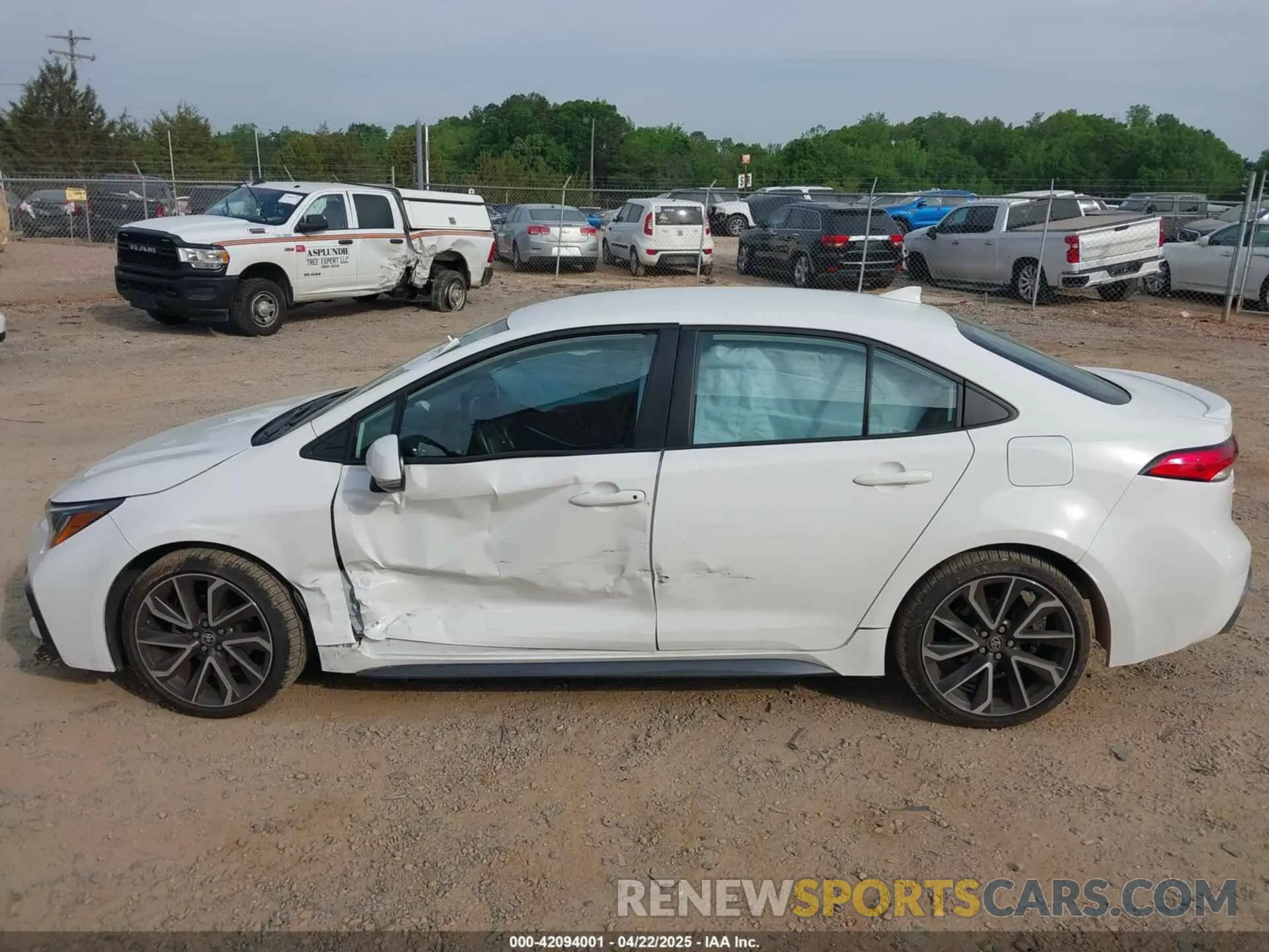 14 Photograph of a damaged car 5YFS4MCE0NP136332 TOYOTA COROLLA 2022