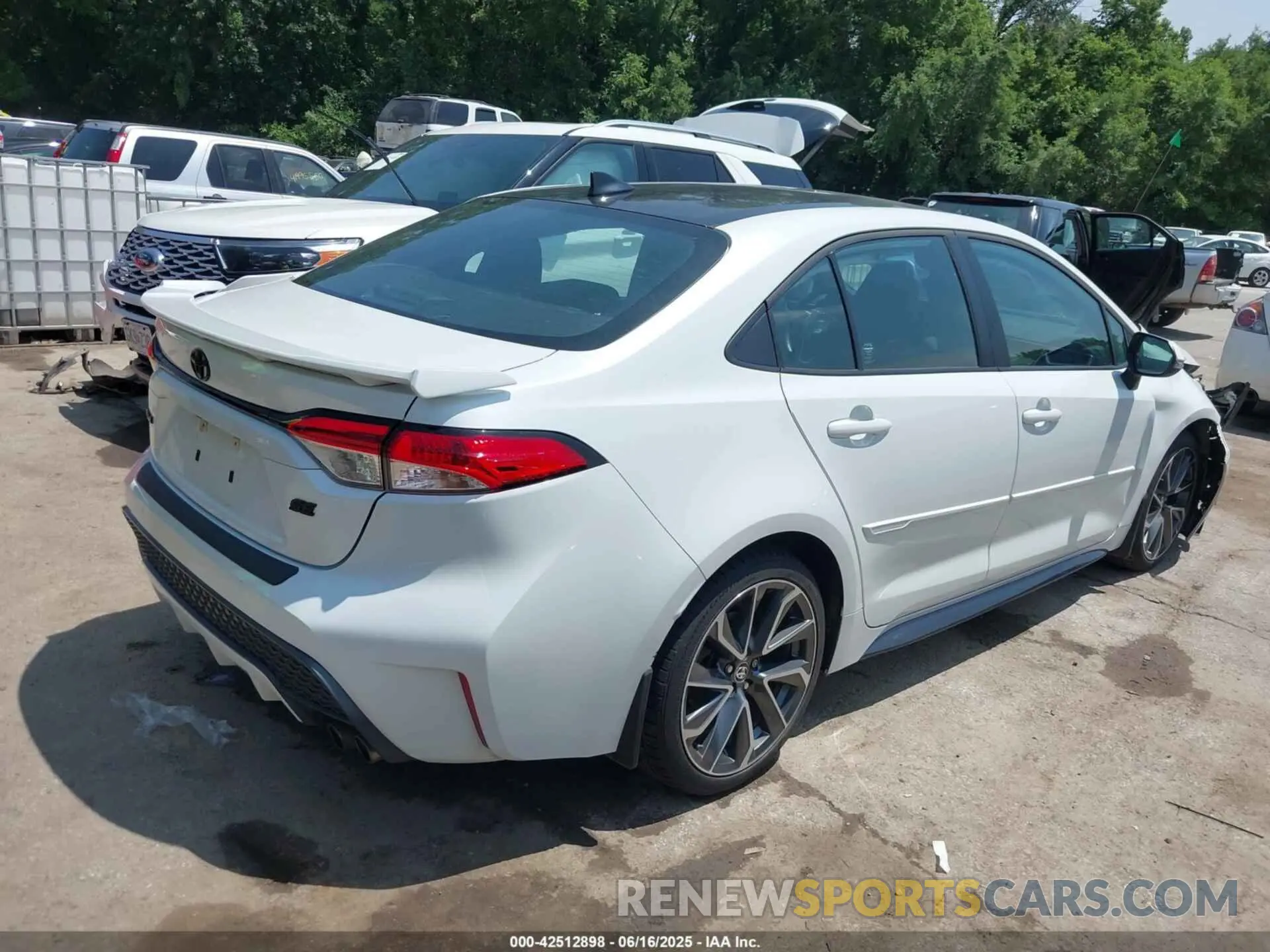 4 Photograph of a damaged car 5YFS4MCE2NP102330 TOYOTA COROLLA 2022