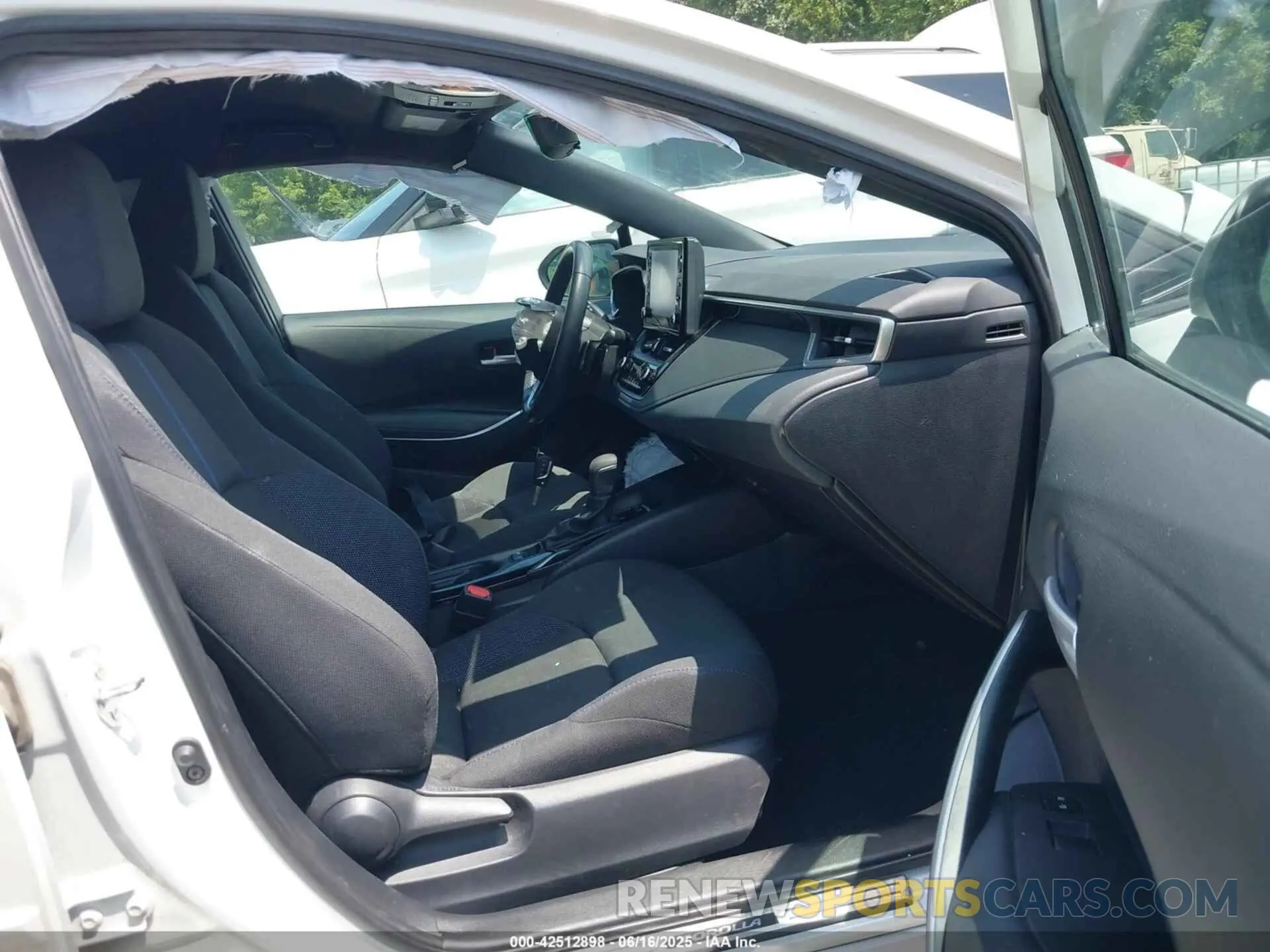 5 Photograph of a damaged car 5YFS4MCE2NP102330 TOYOTA COROLLA 2022