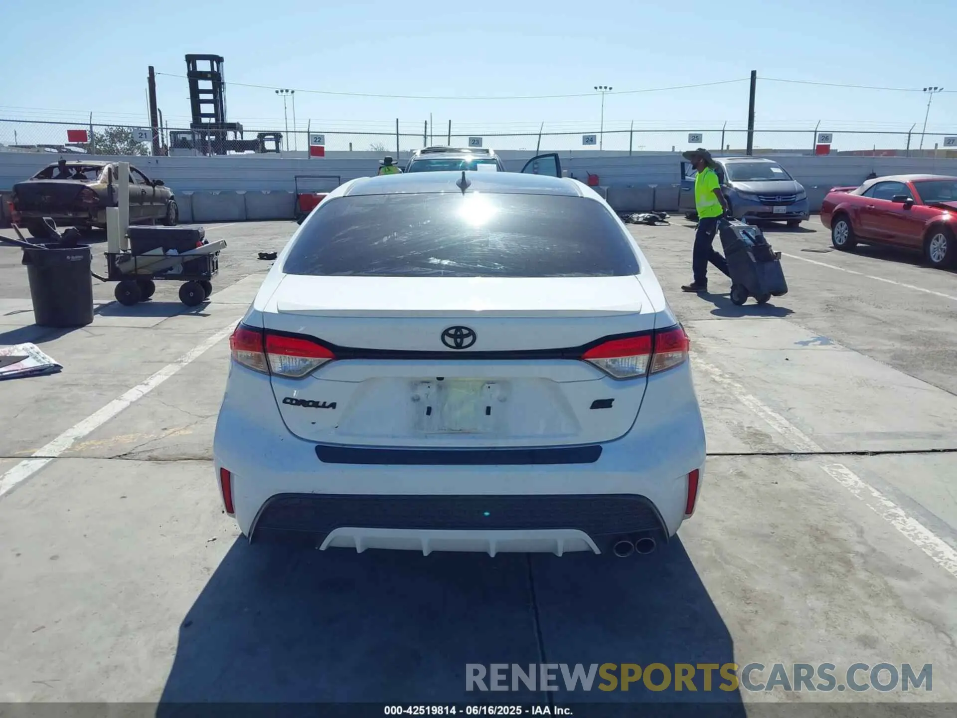 17 Photograph of a damaged car 5YFS4MCE6NP118188 TOYOTA COROLLA 2022
