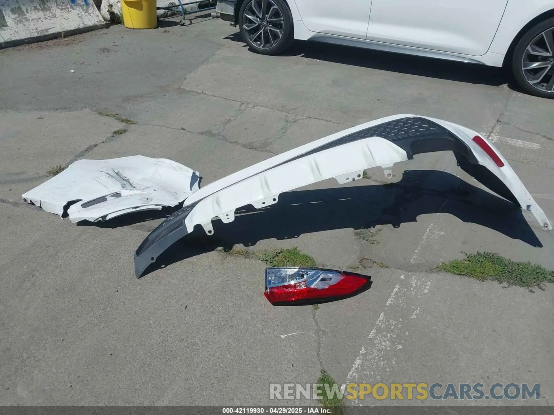 12 Photograph of a damaged car 5YFS4MCE7NP114800 TOYOTA COROLLA 2022